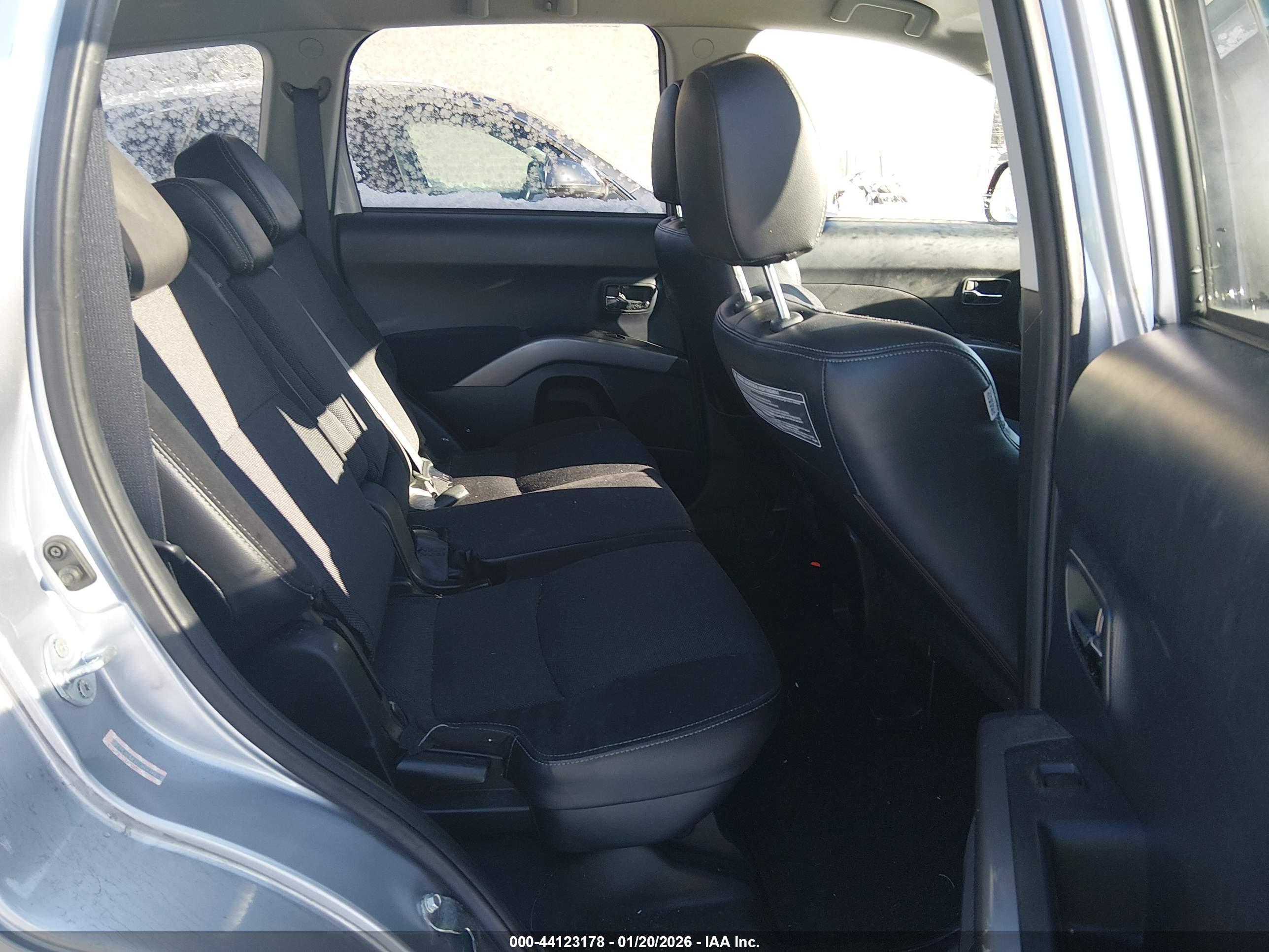 MITSUBISHI OUTLANDER image 8