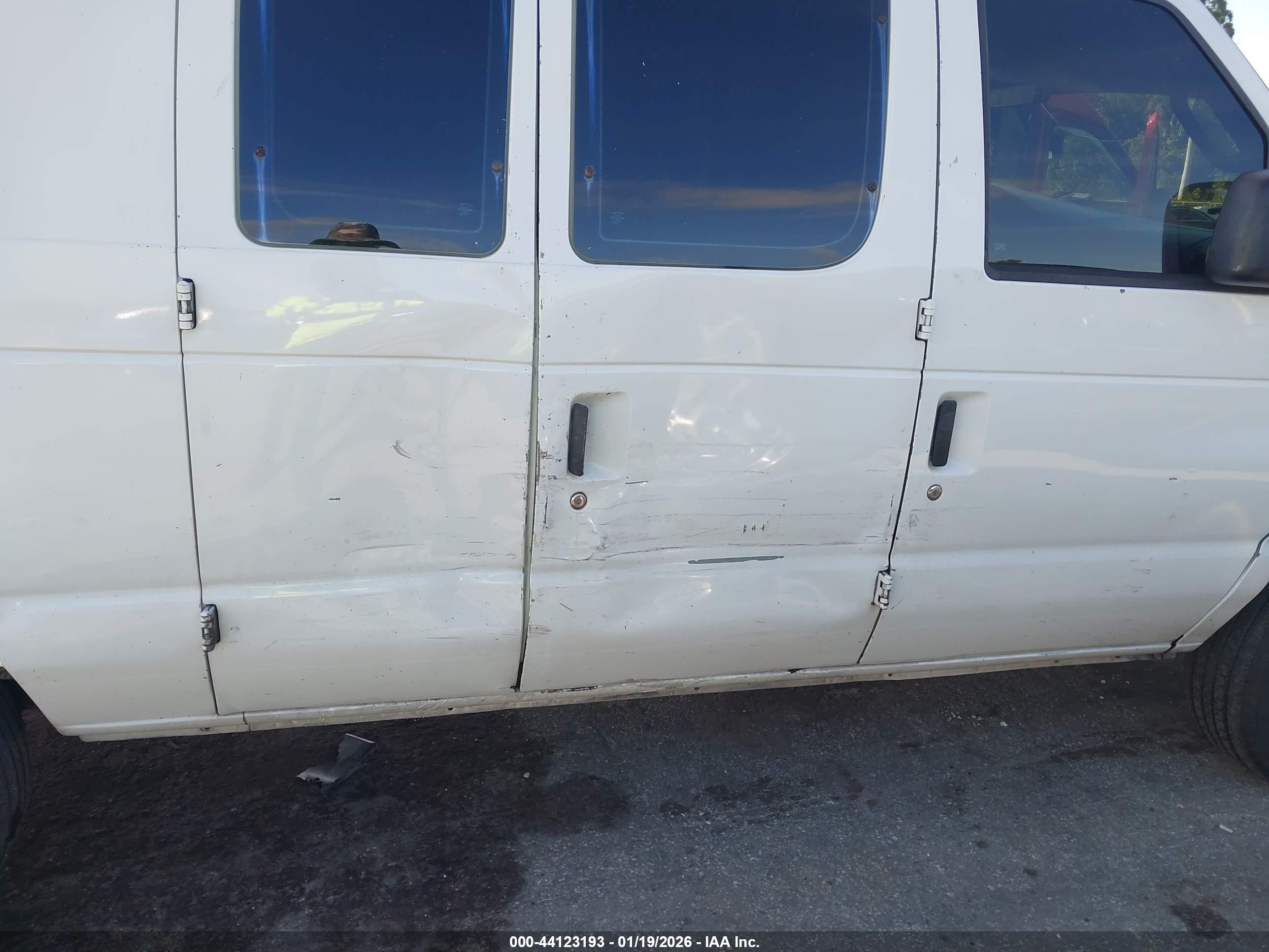FORD E-250 image 6