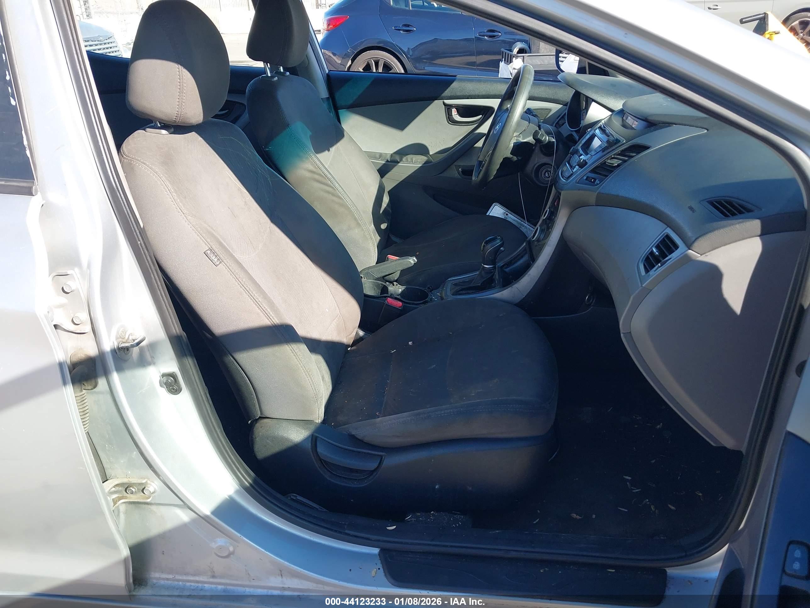 HYUNDAI ELANTRA image 5