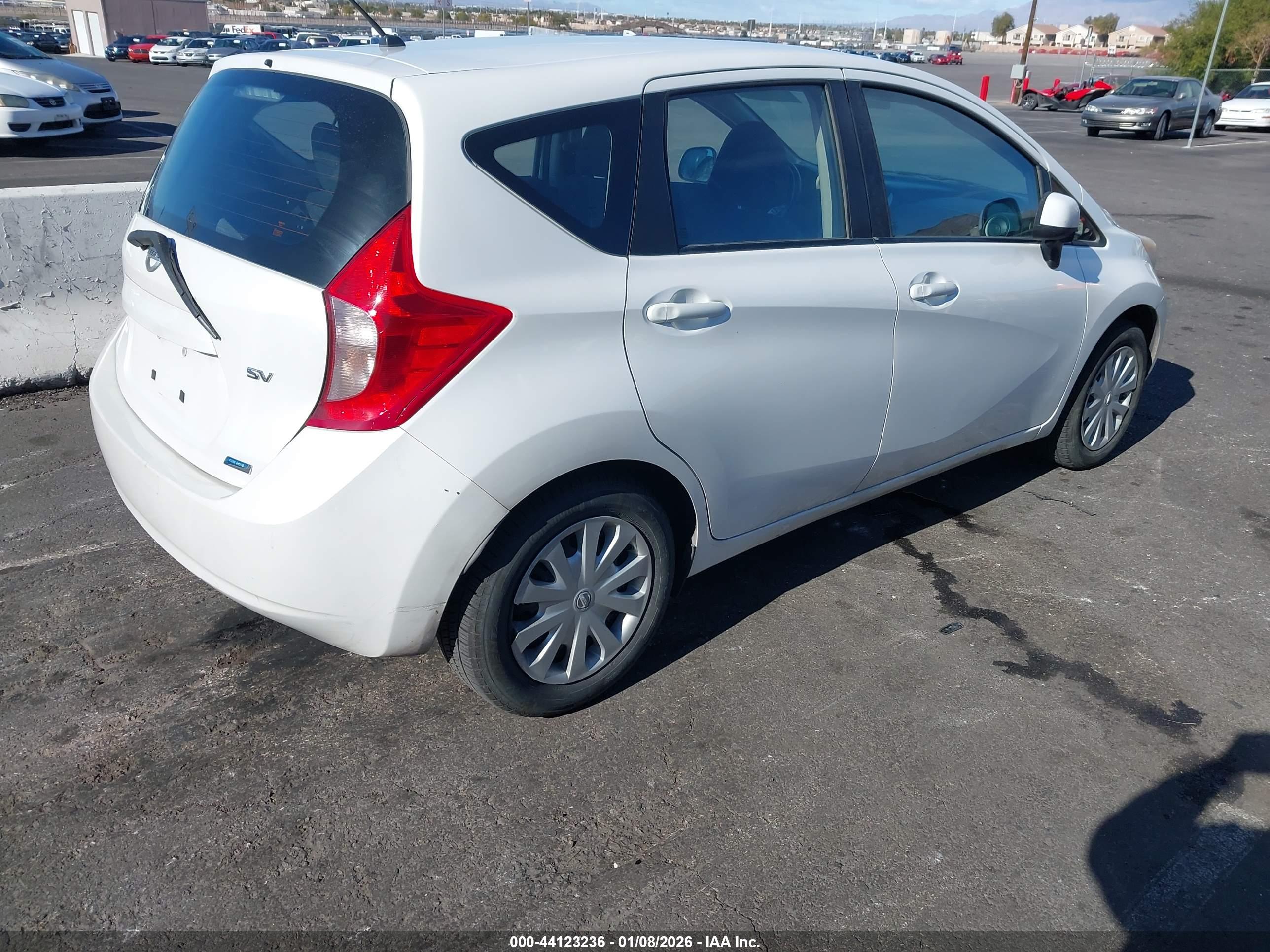 NISSAN VERSA image 4