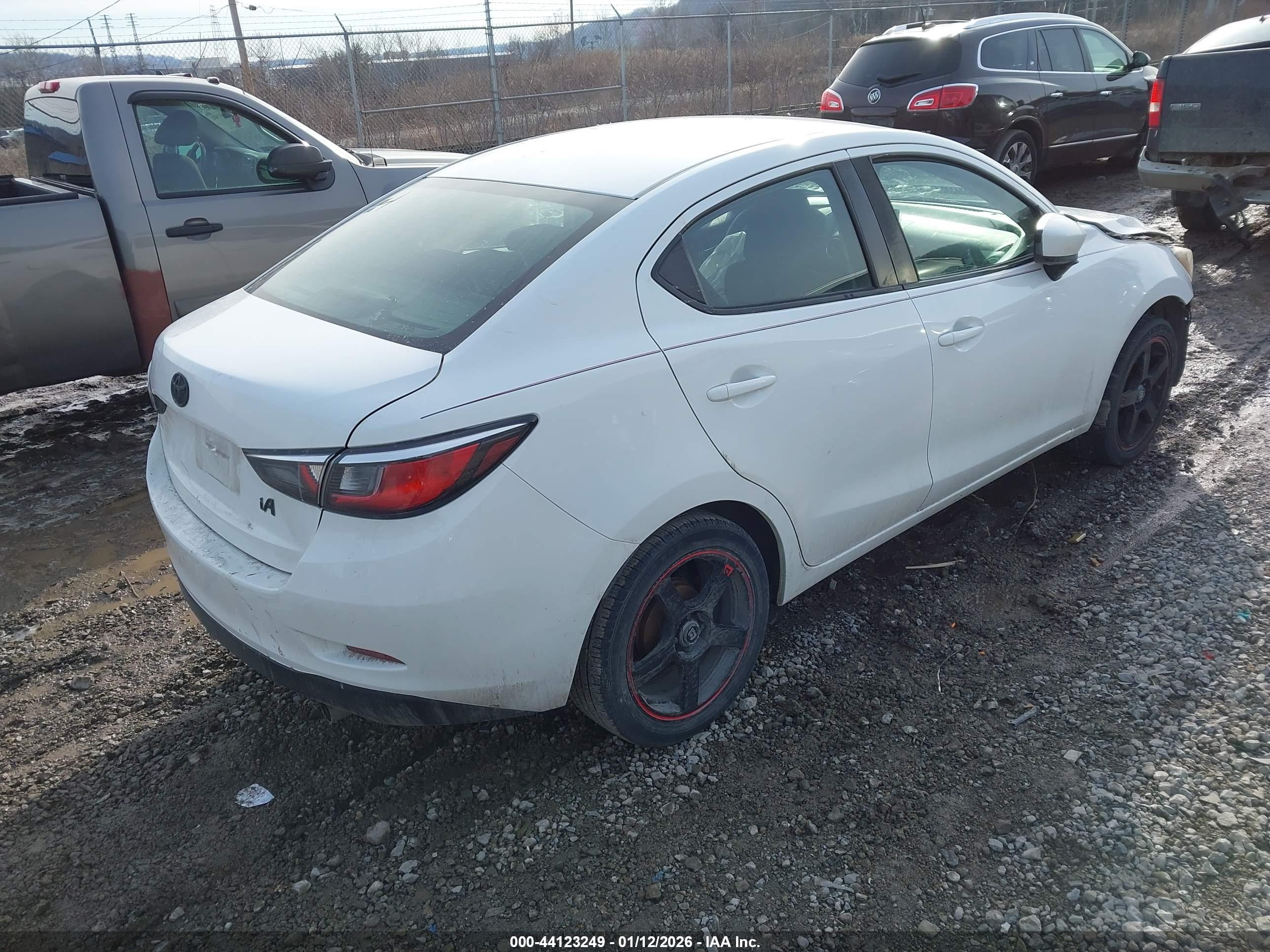 TOYOTA YARIS image 4