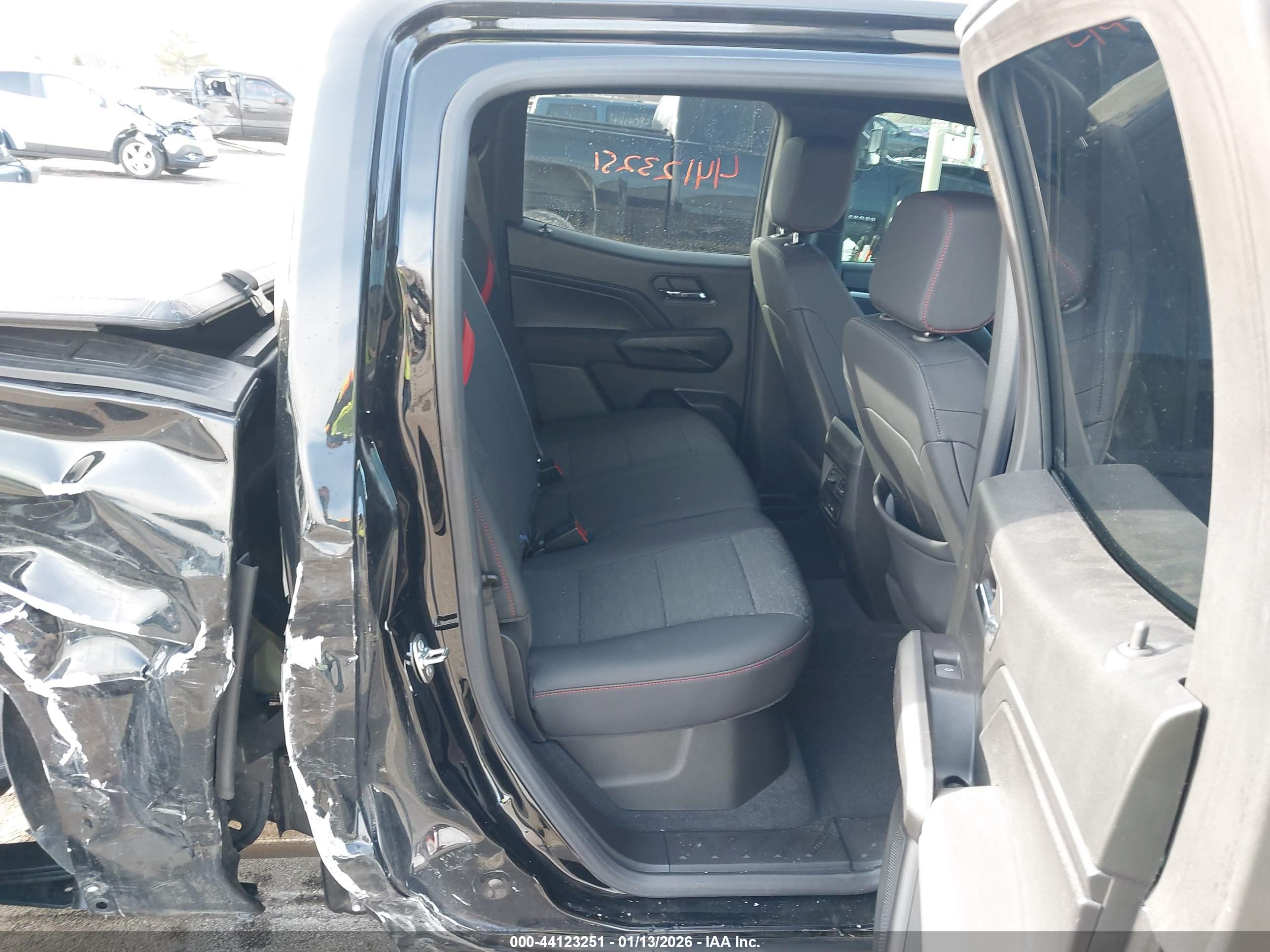 CHEVROLET COLORADO image 8
