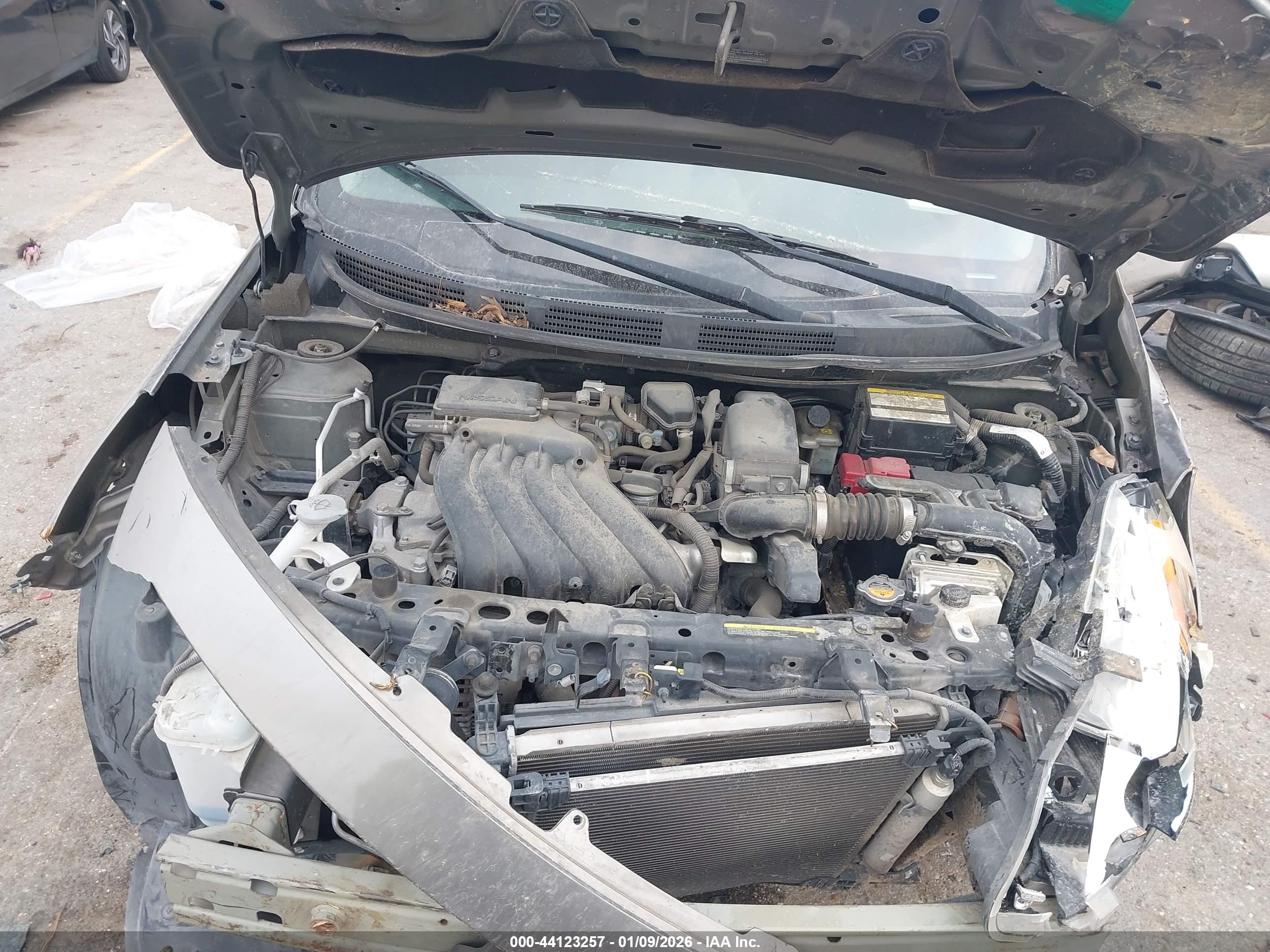 NISSAN VERSA image 10