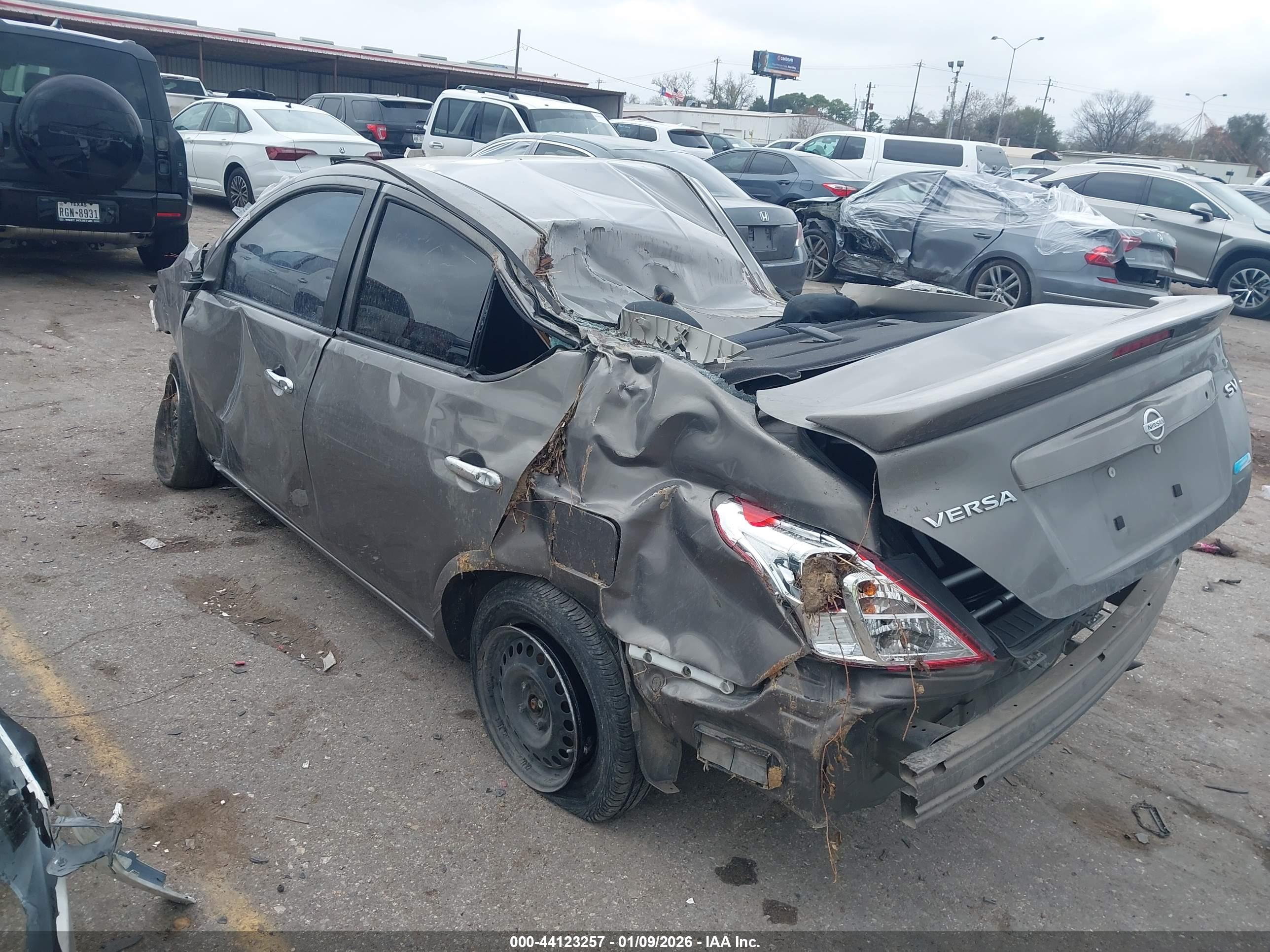 NISSAN VERSA image 3