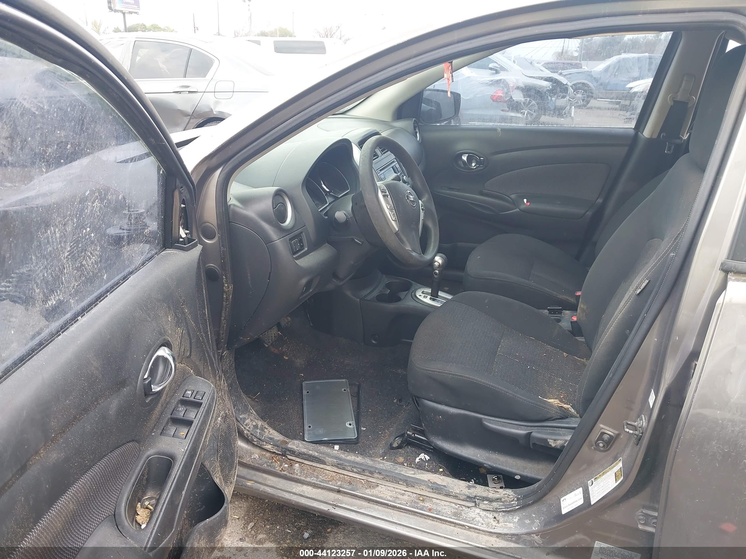 NISSAN VERSA image 5