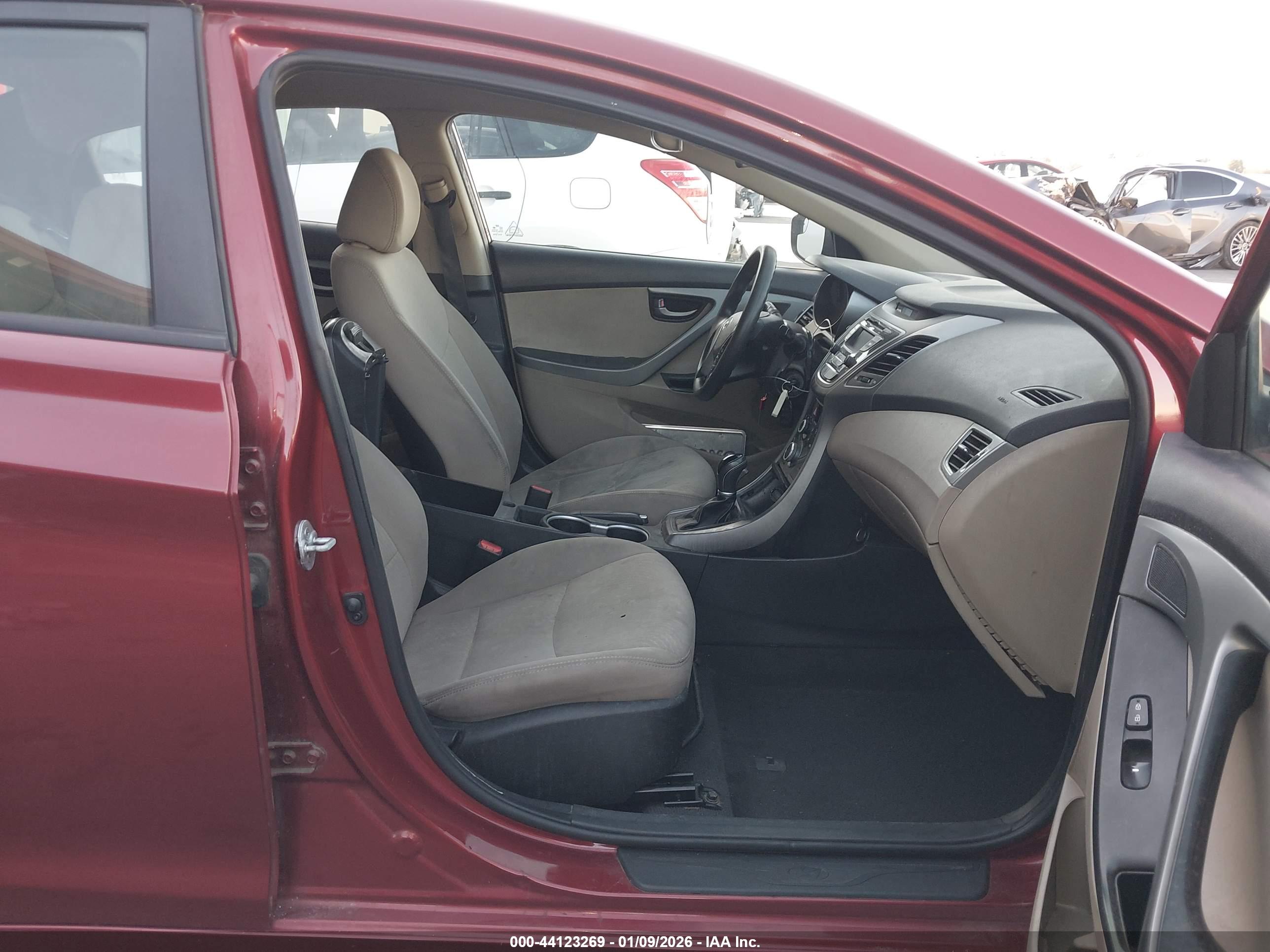 HYUNDAI ELANTRA image 5