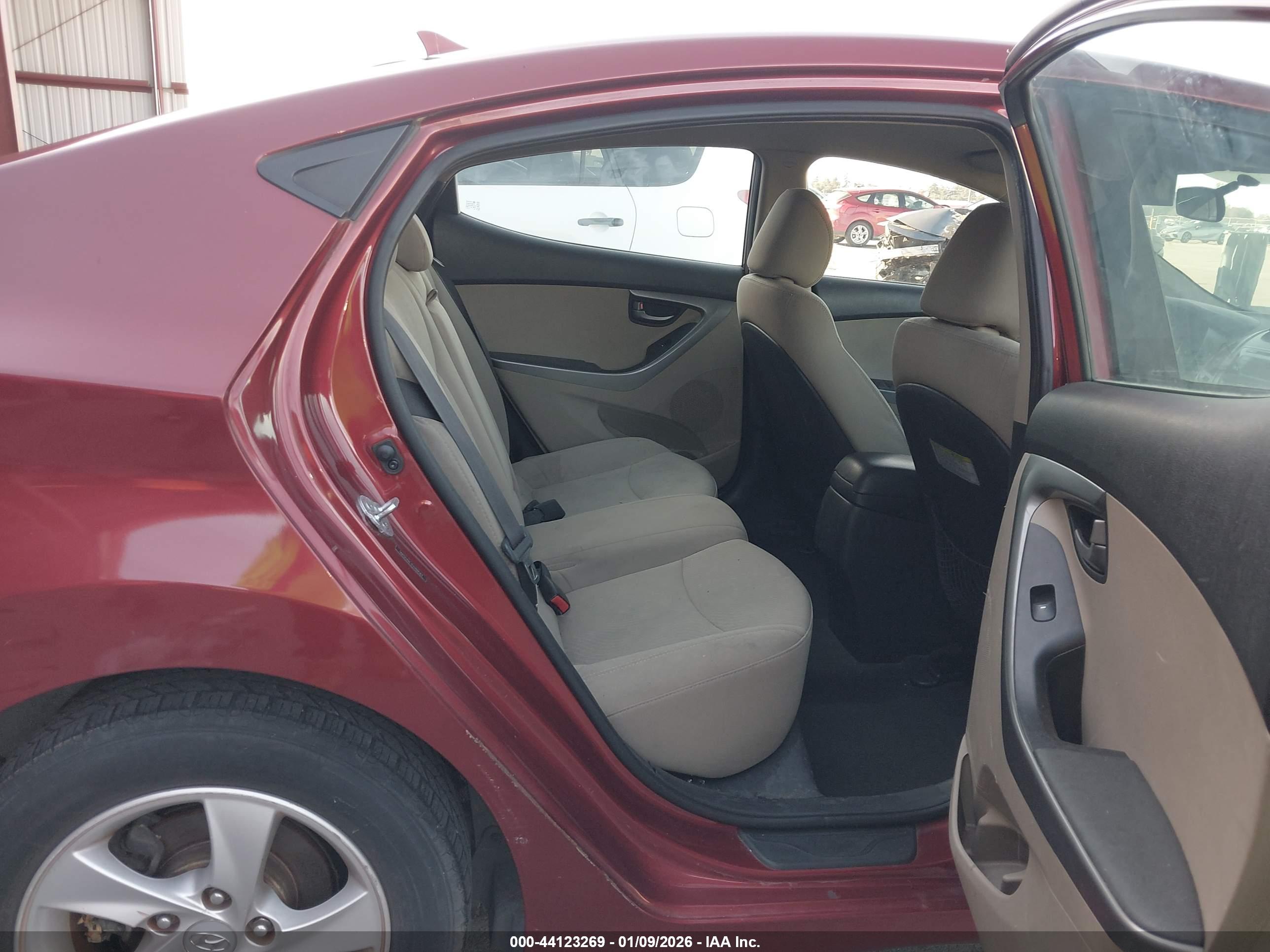 HYUNDAI ELANTRA image 8