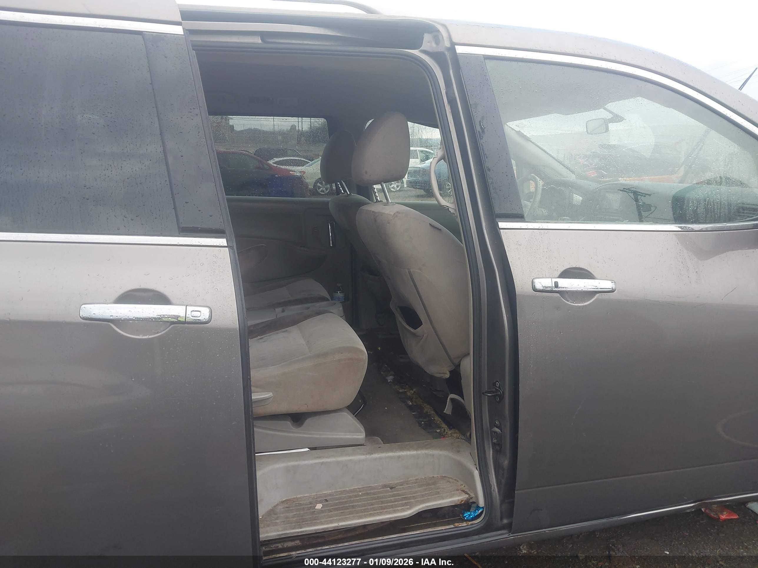 NISSAN QUEST image 8