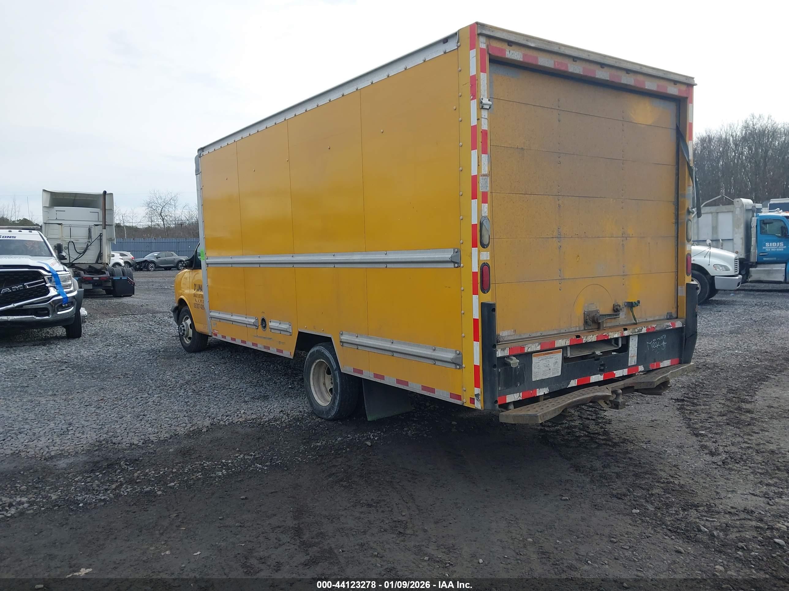 GMC SAVANA image 3