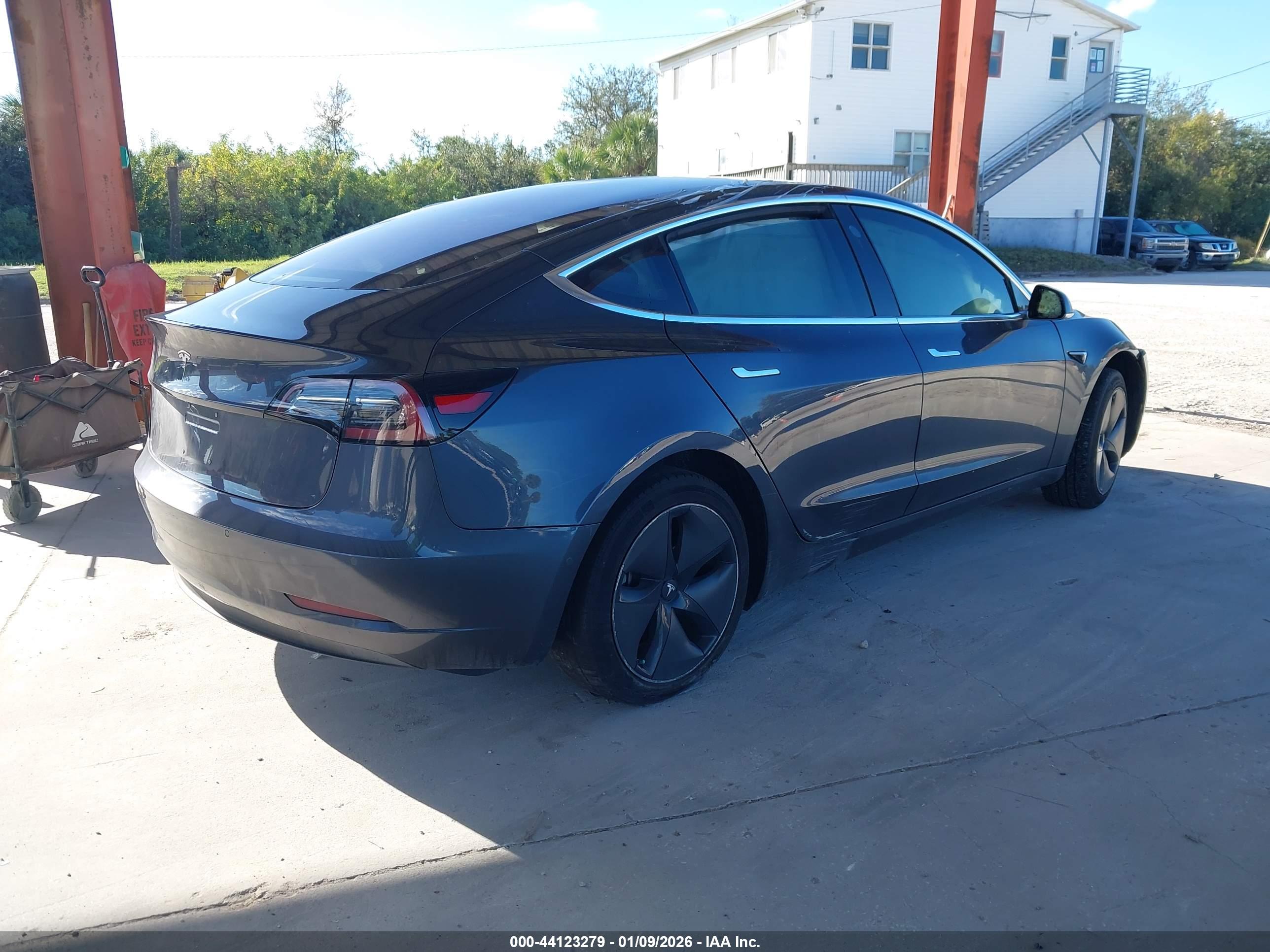 TESLA MODEL image 4