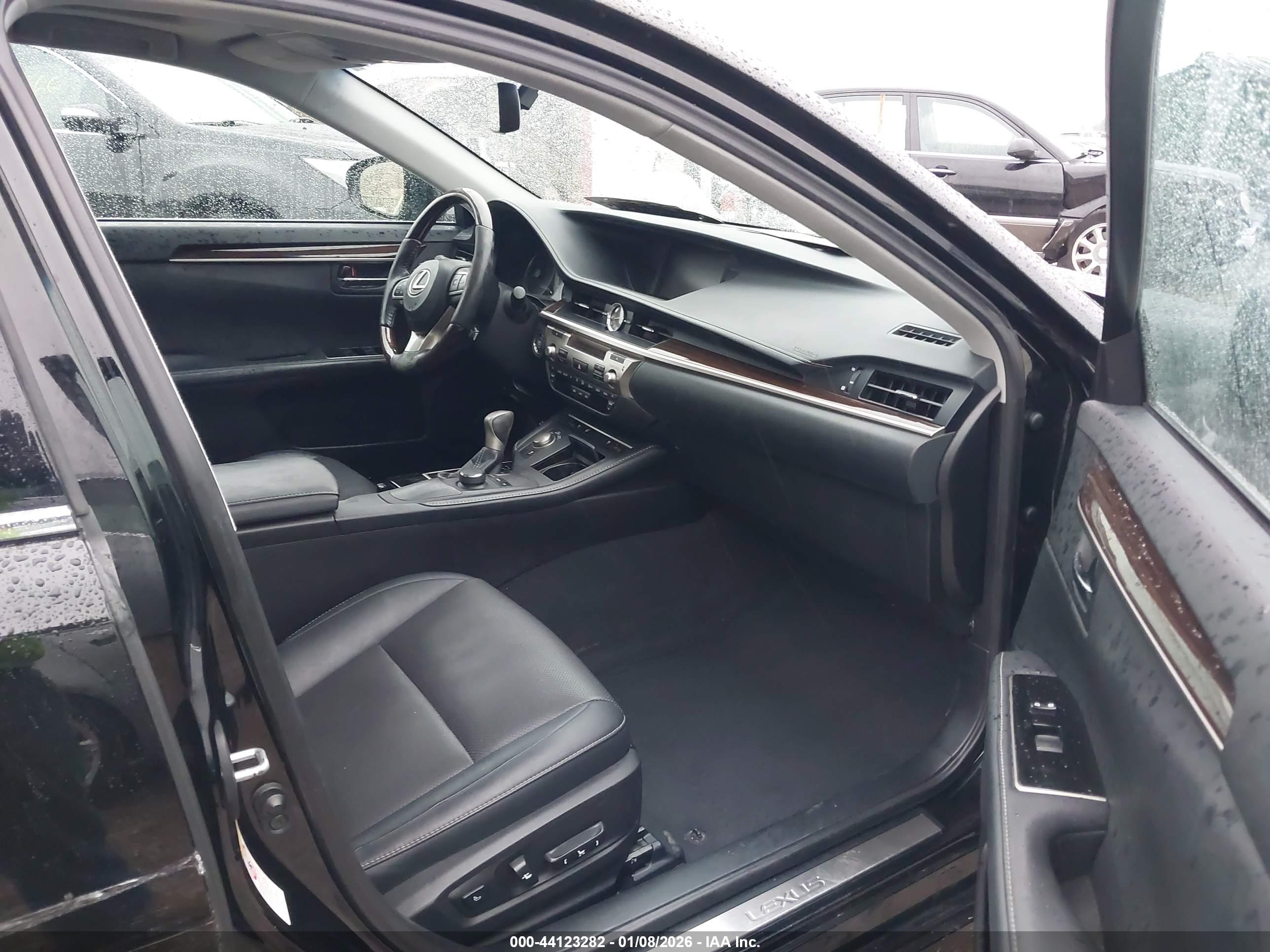 LEXUS ES image 5