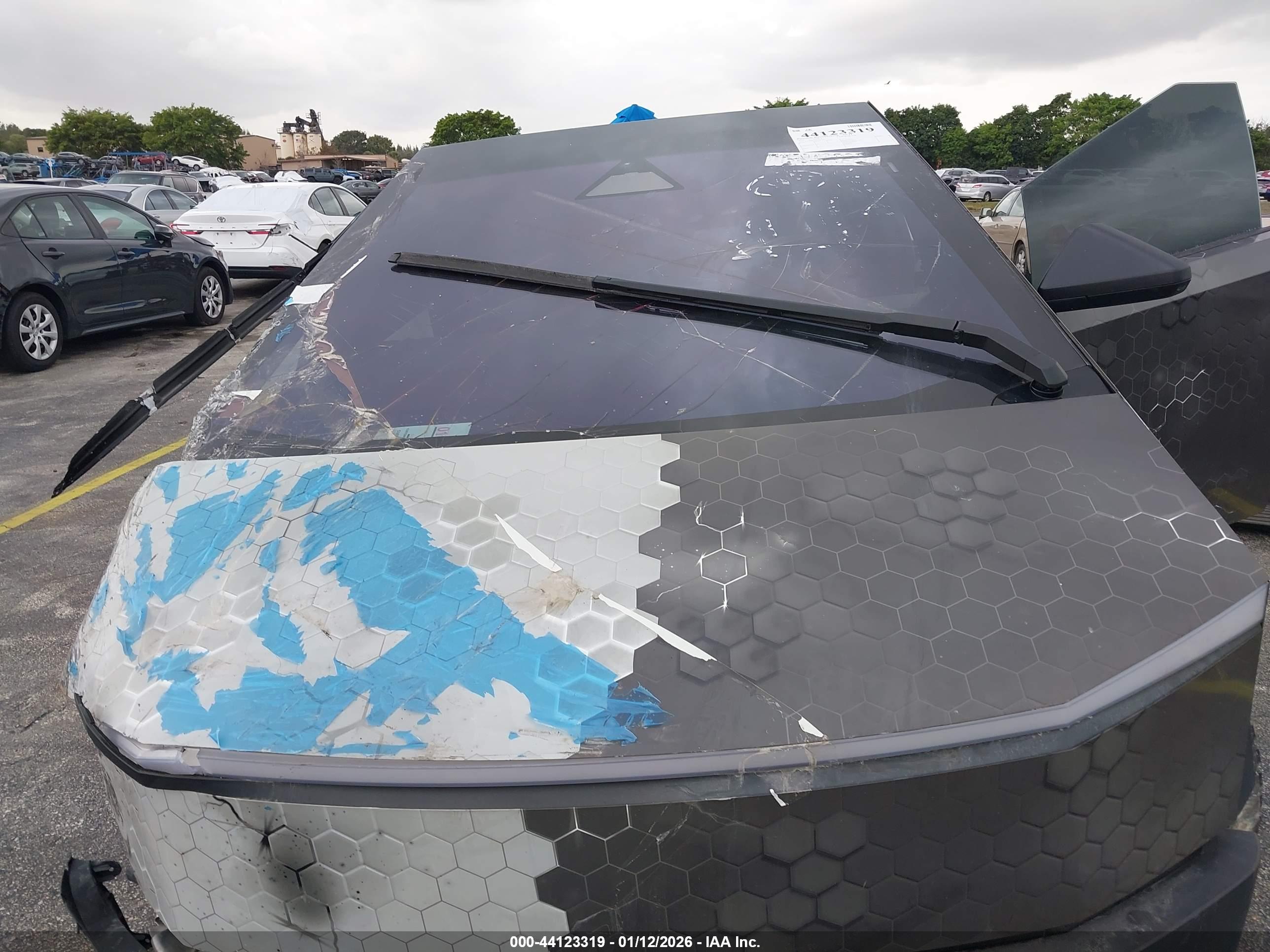 TESLA CYBERTRUCK image 10