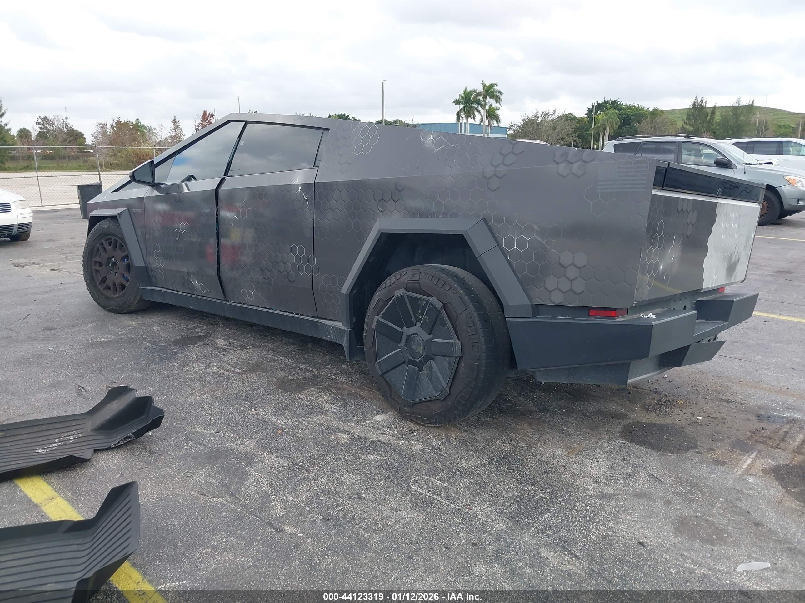 TESLA CYBERTRUCK image 3
