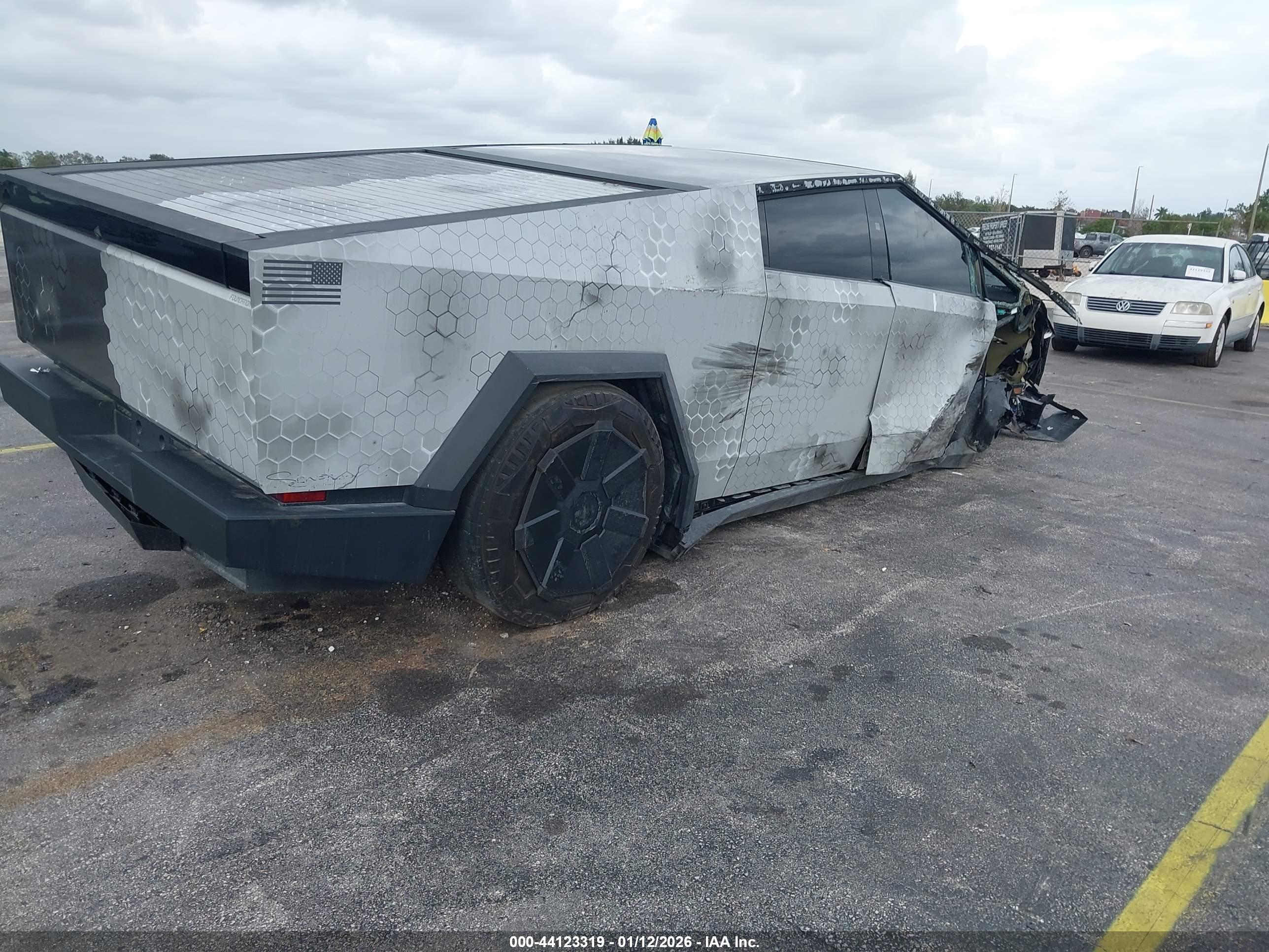 TESLA CYBERTRUCK image 4