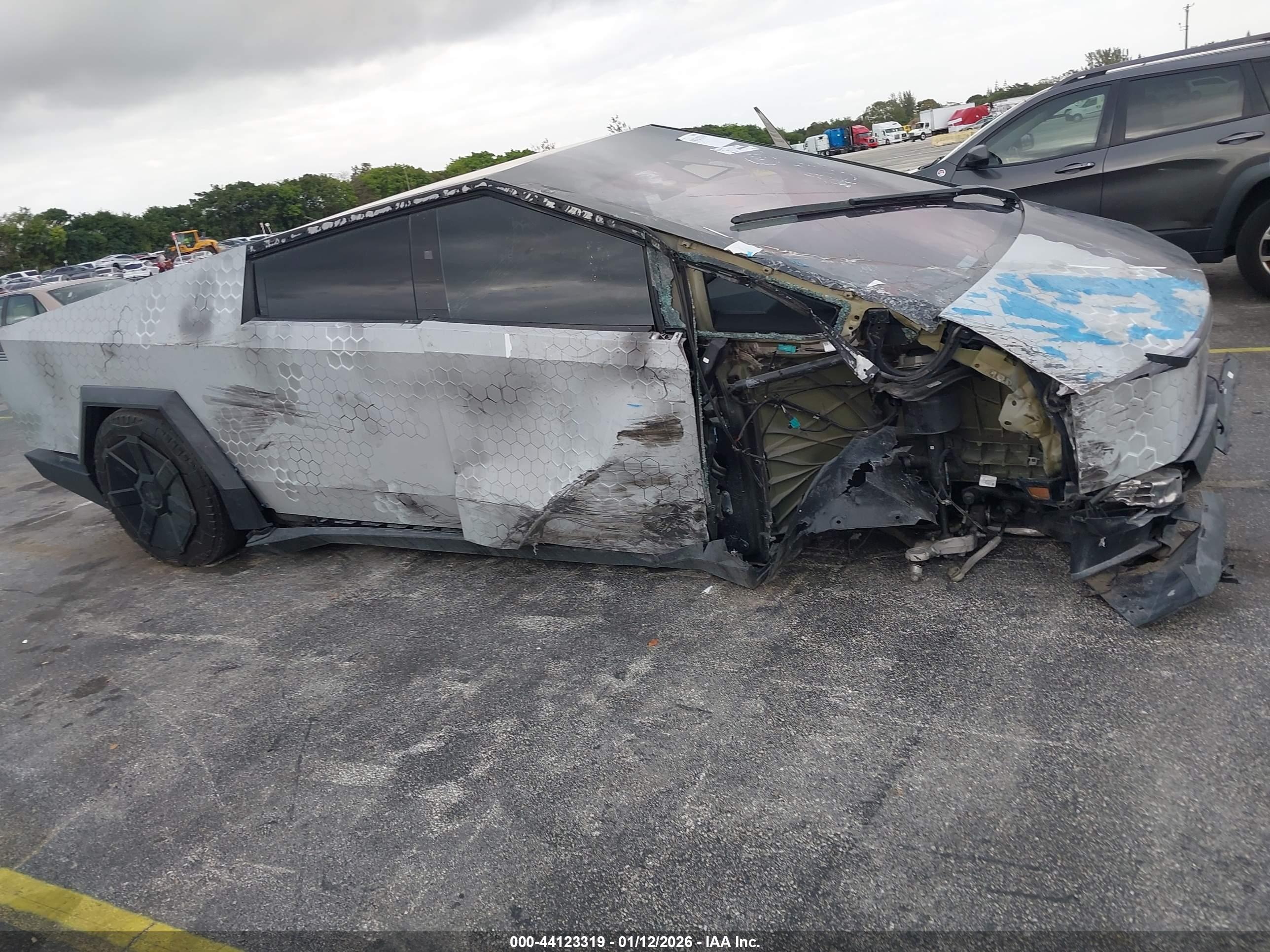 TESLA CYBERTRUCK image 6