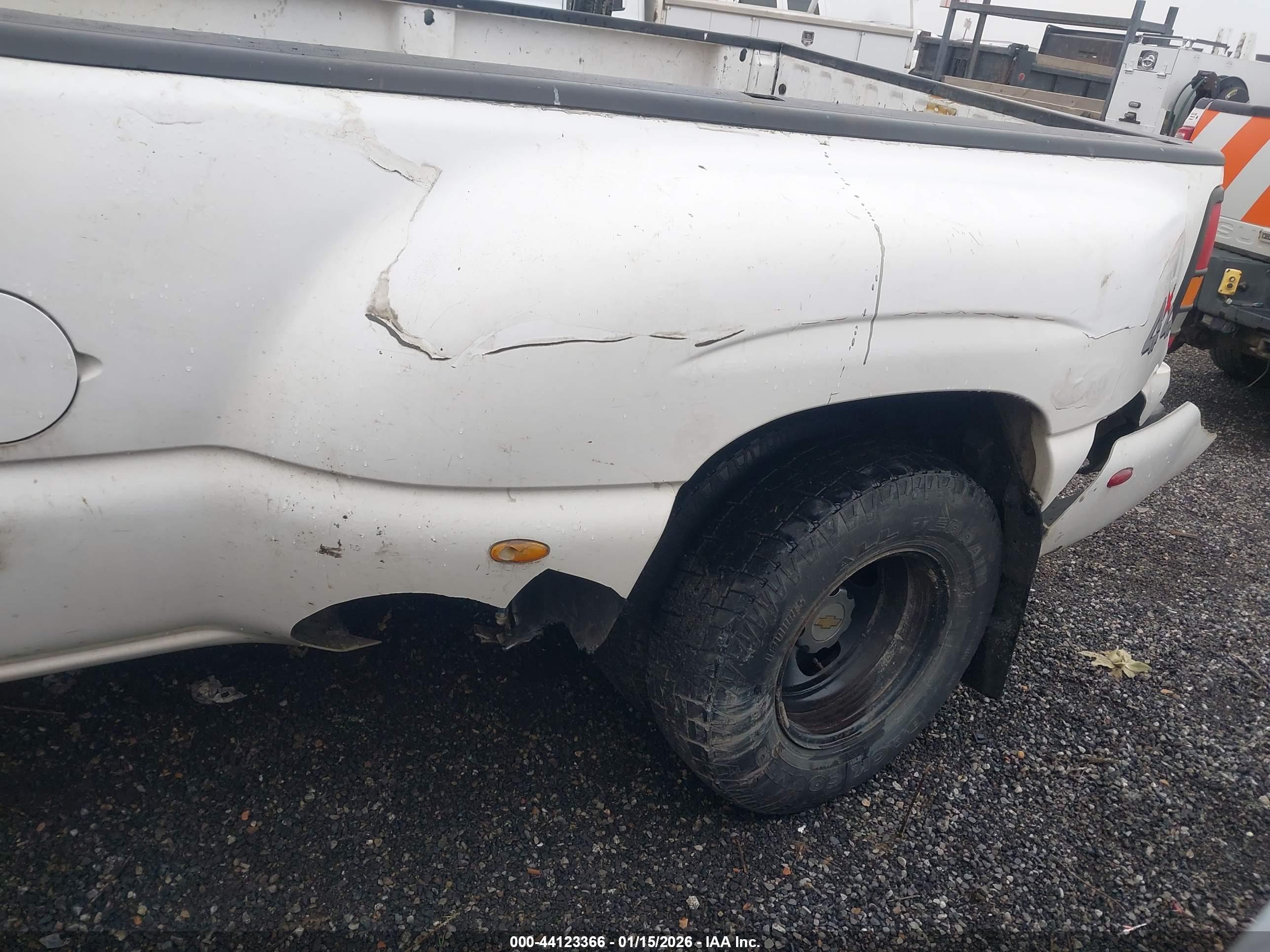CHEVROLET SILVERADO image 6