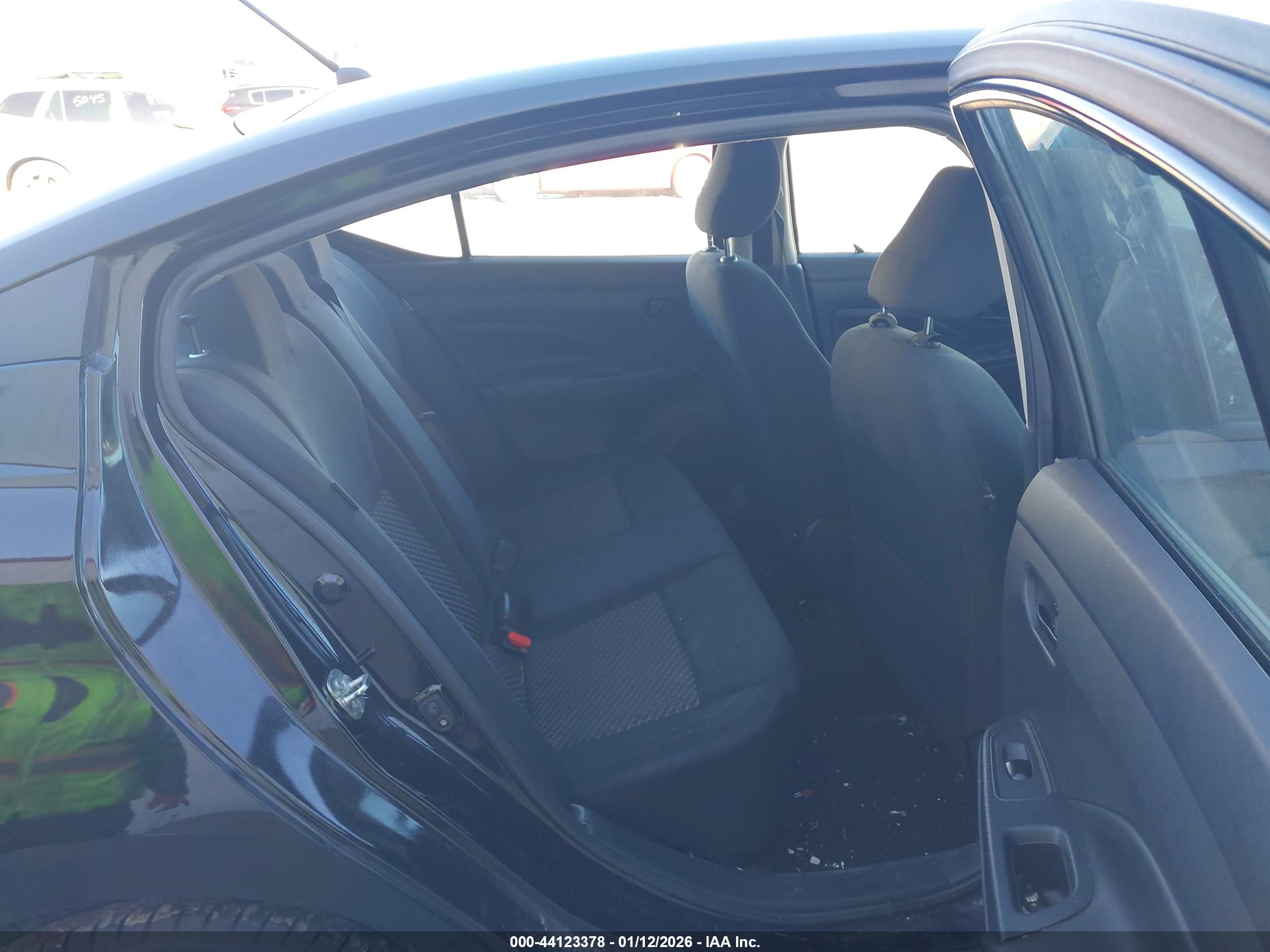 NISSAN VERSA image 8