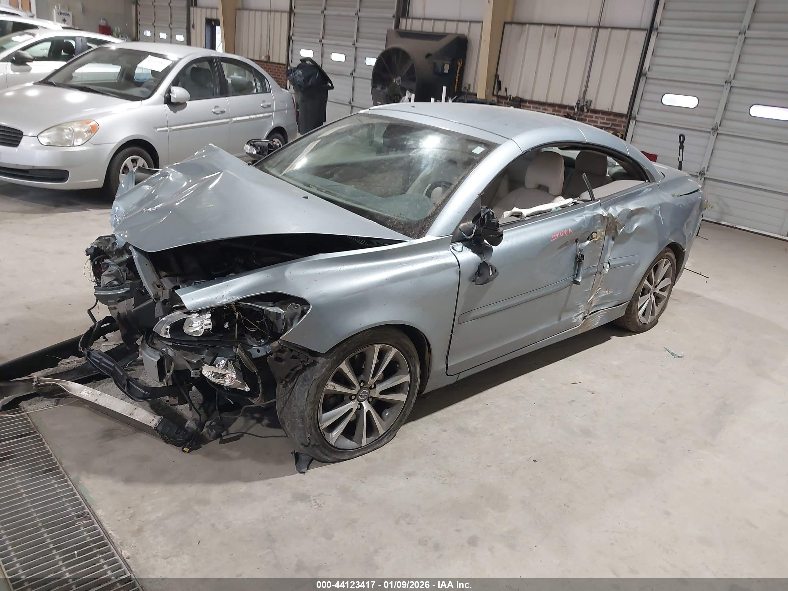 VOLVO C70 image 2