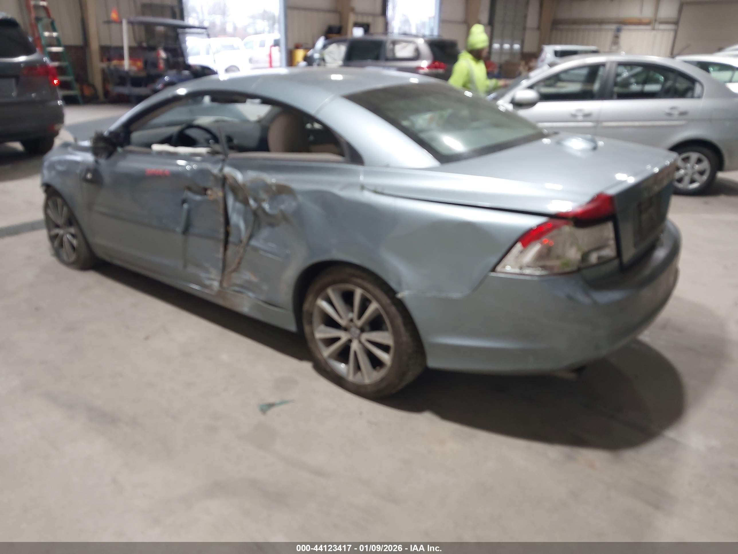 VOLVO C70 image 3