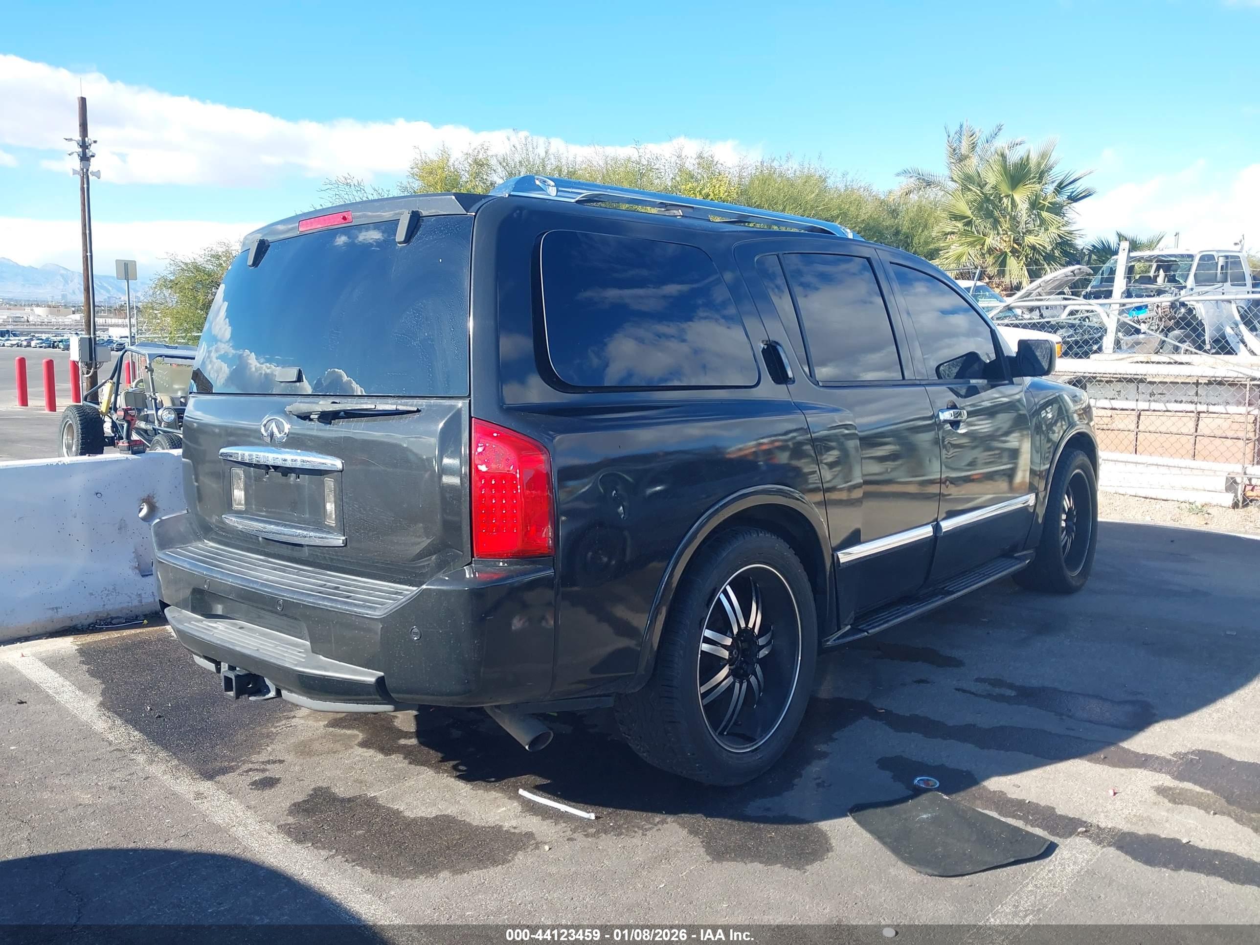 INFINITI QX56 image 4