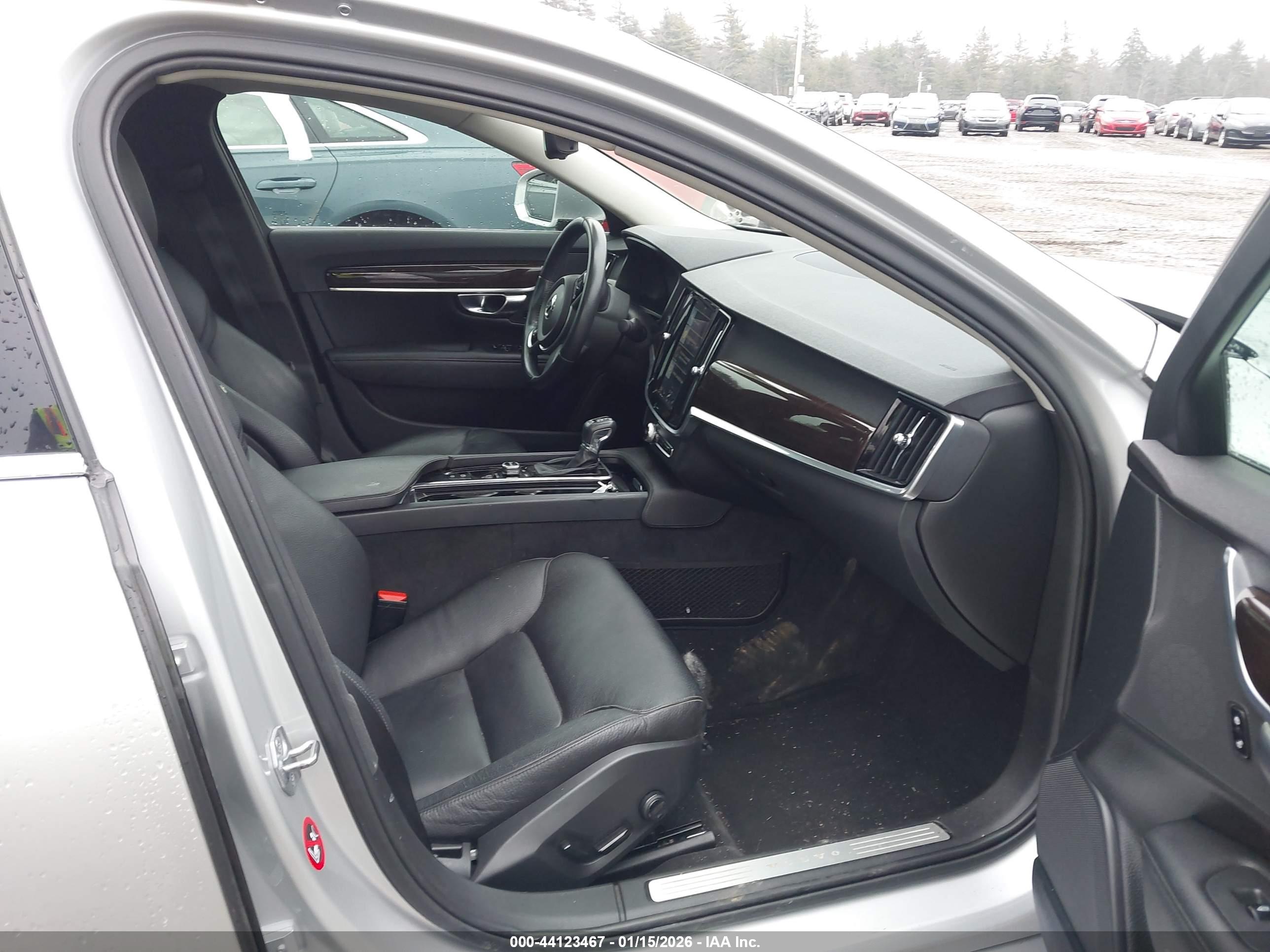 VOLVO S90 image 5