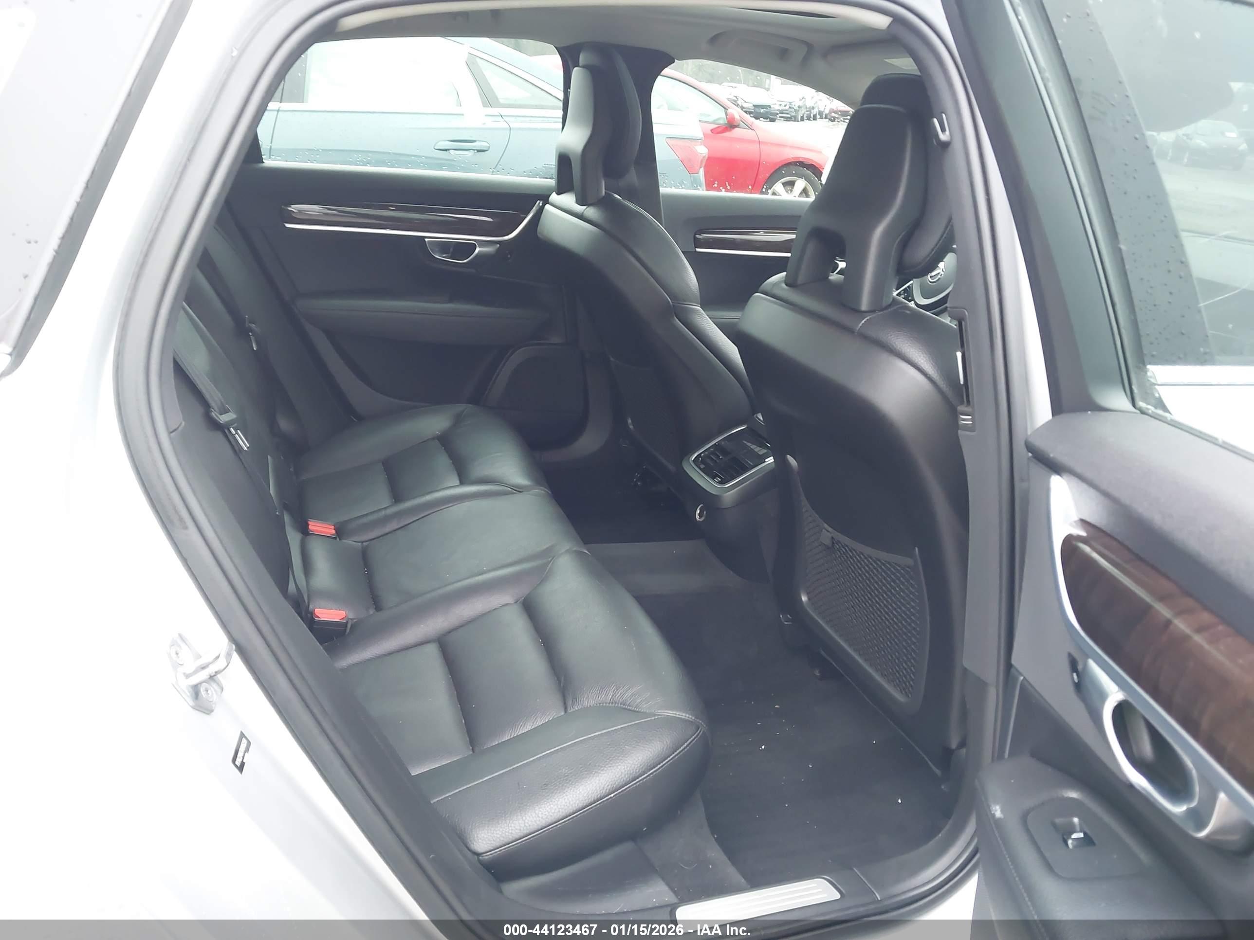 VOLVO S90 image 8