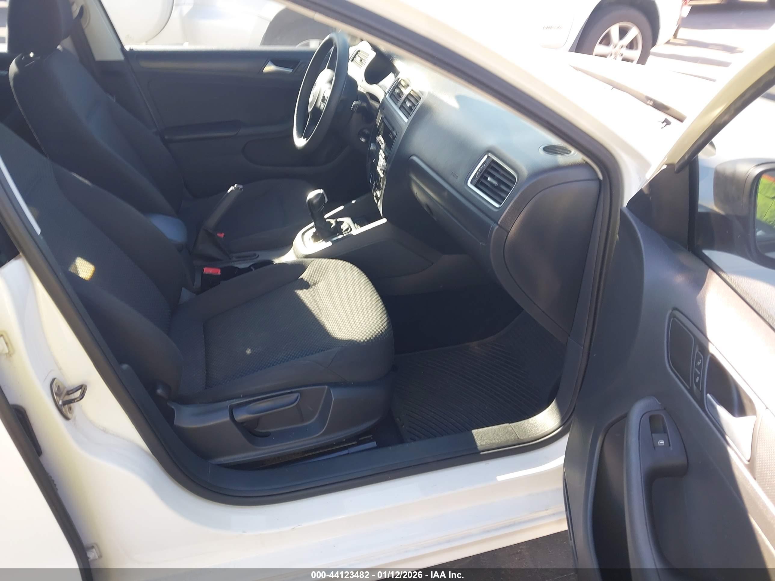 VOLKSWAGEN JETTA image 5