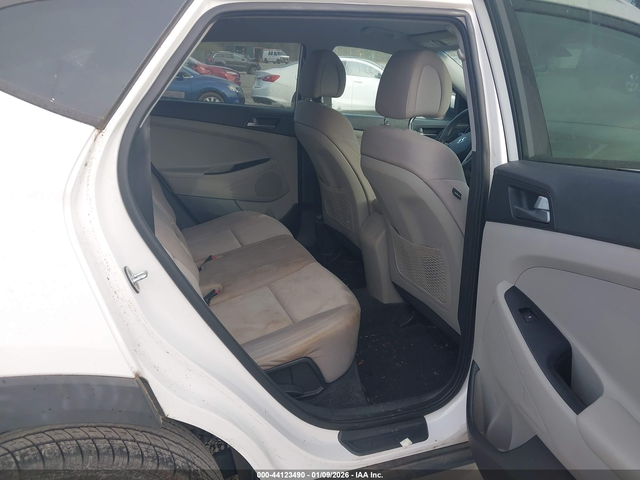 HYUNDAI TUCSON image 8