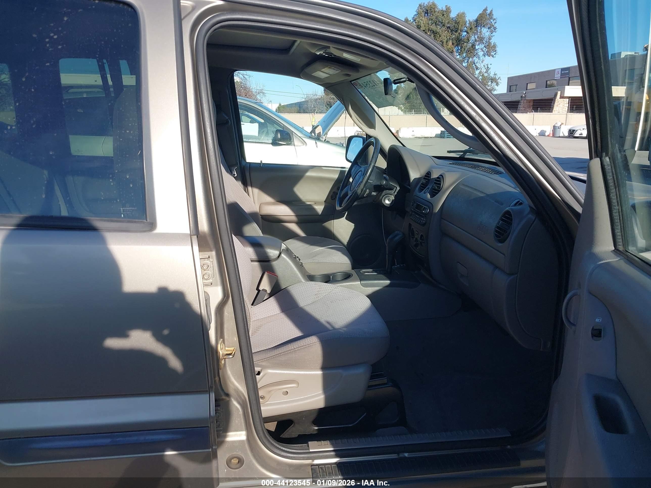 JEEP LIBERTY image 5
