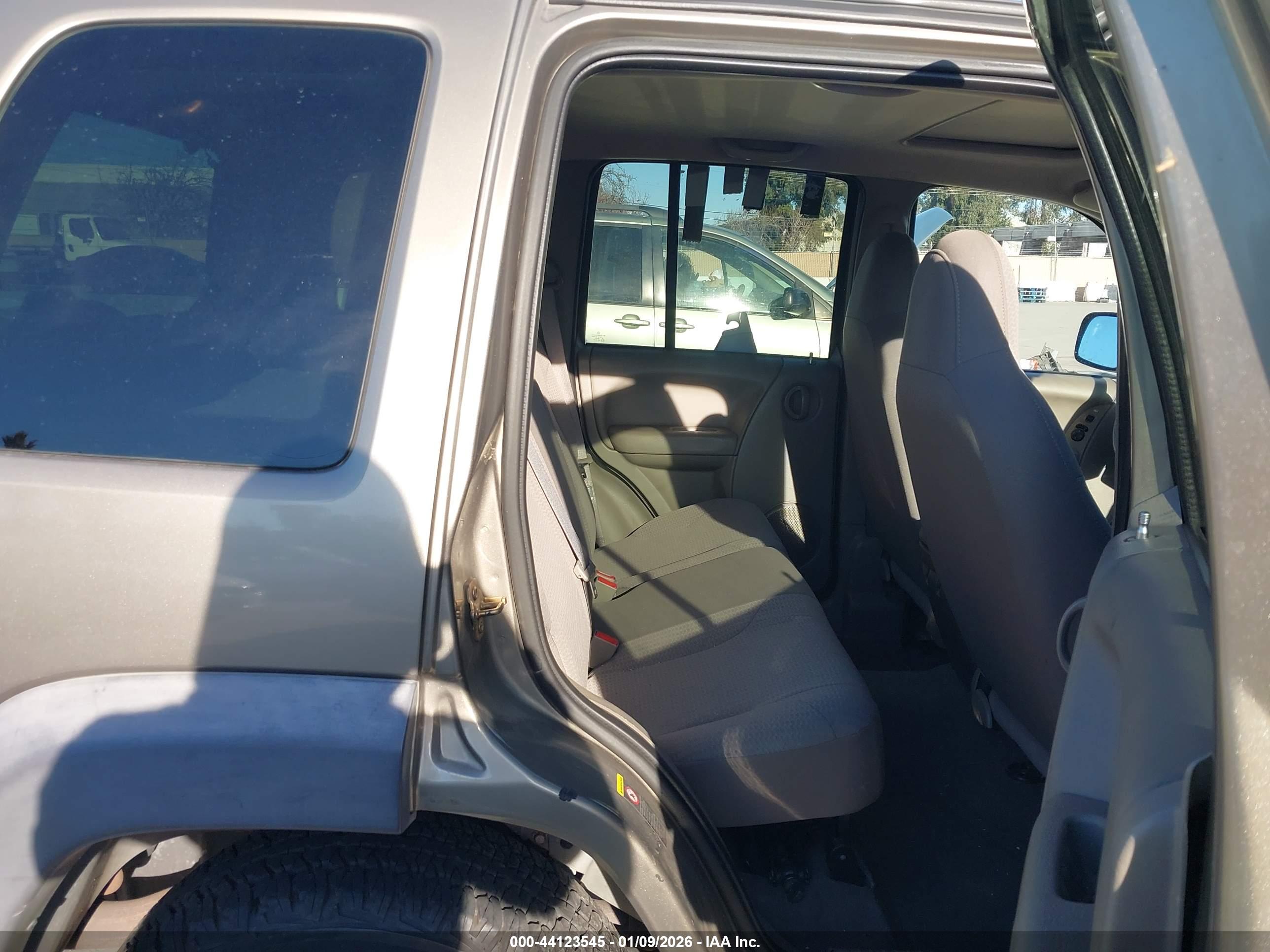 JEEP LIBERTY image 8