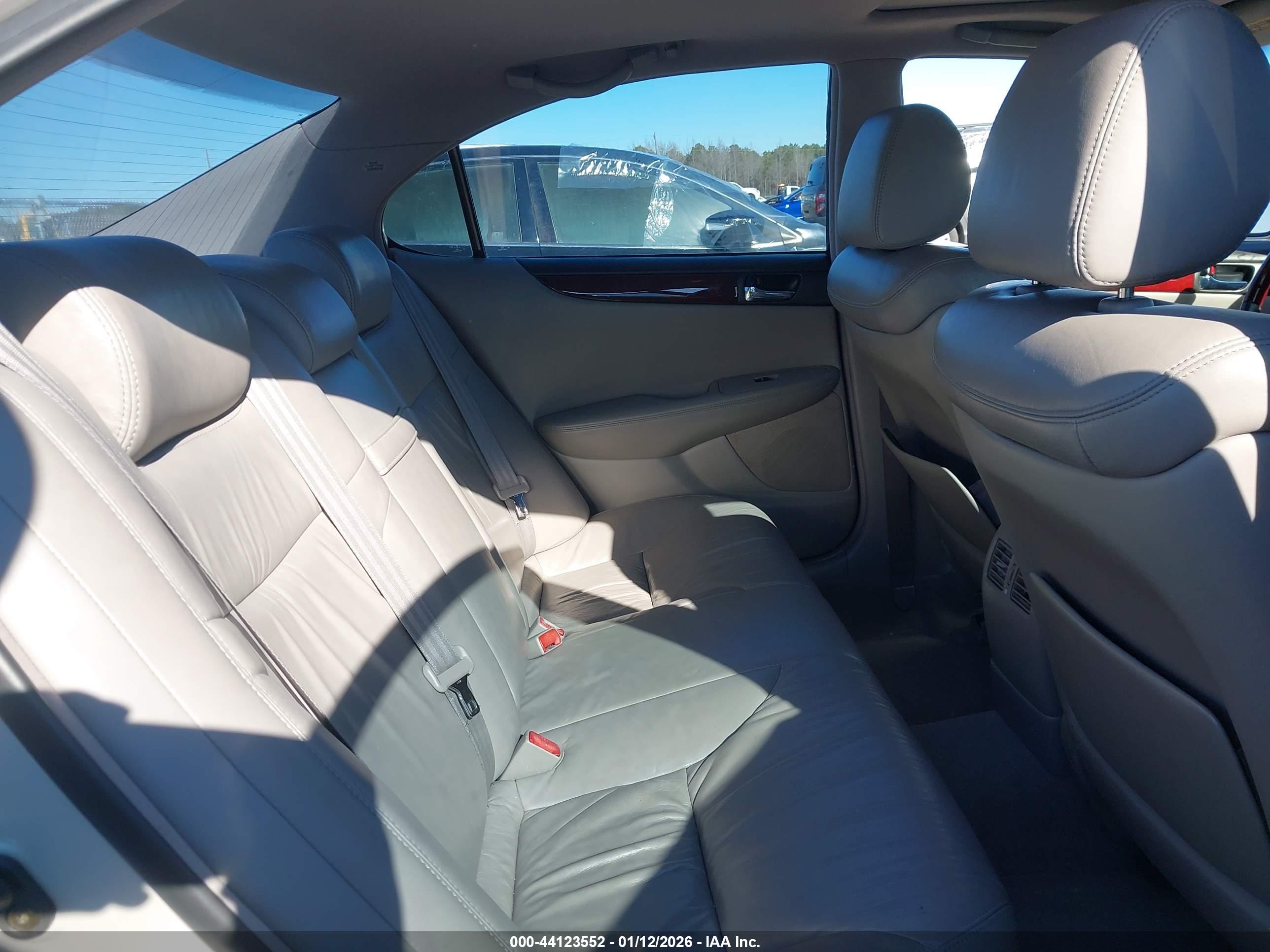 LEXUS ES image 8