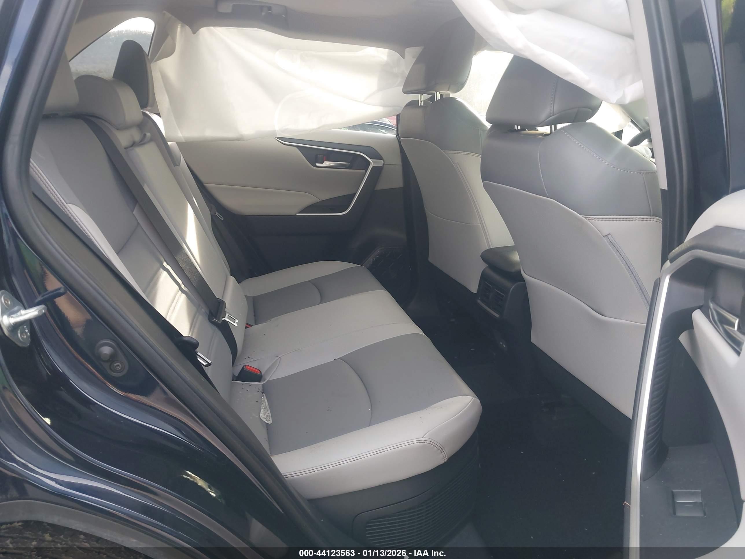 TOYOTA RAV4 image 8