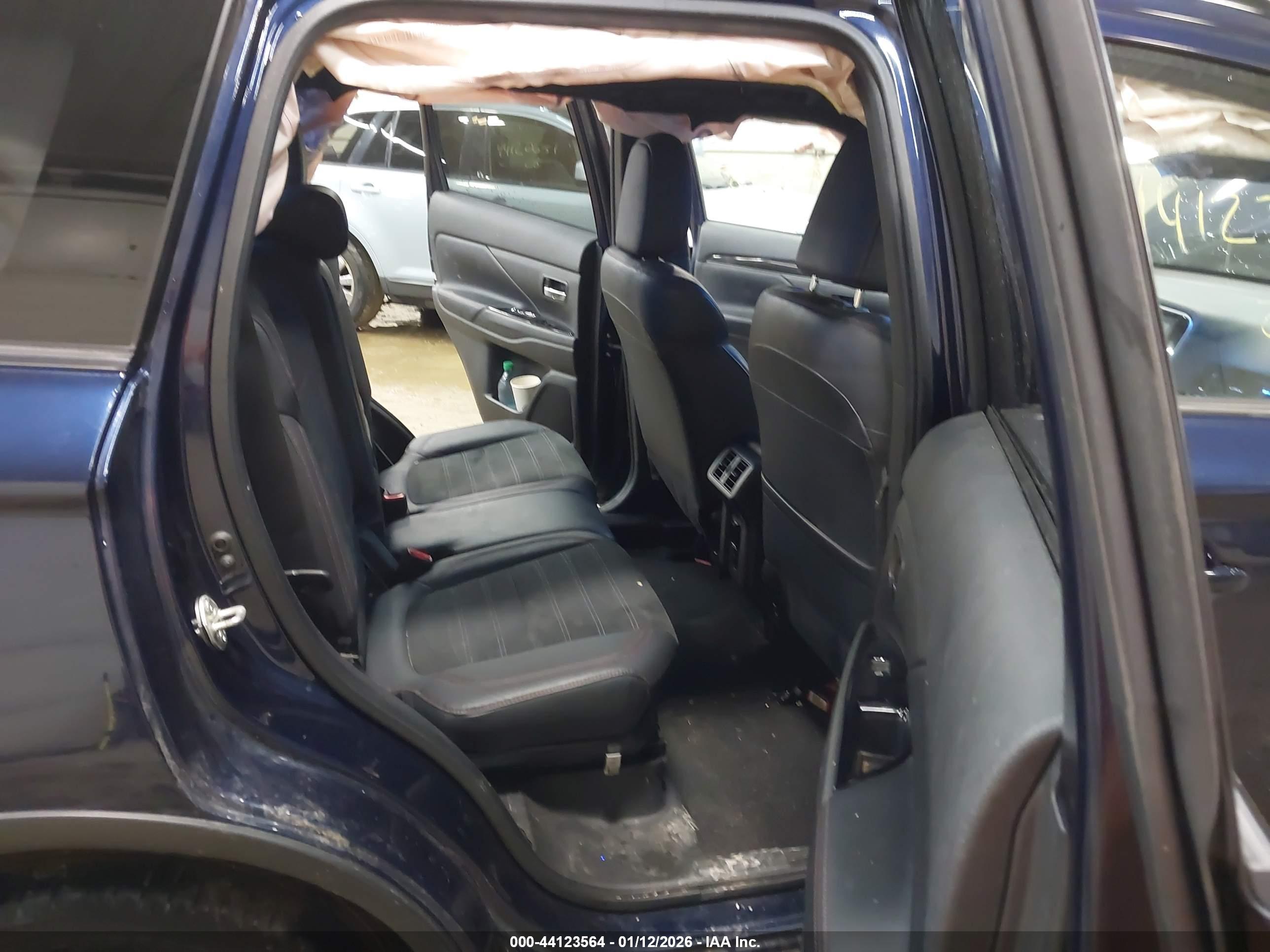 MITSUBISHI OUTLANDER image 8