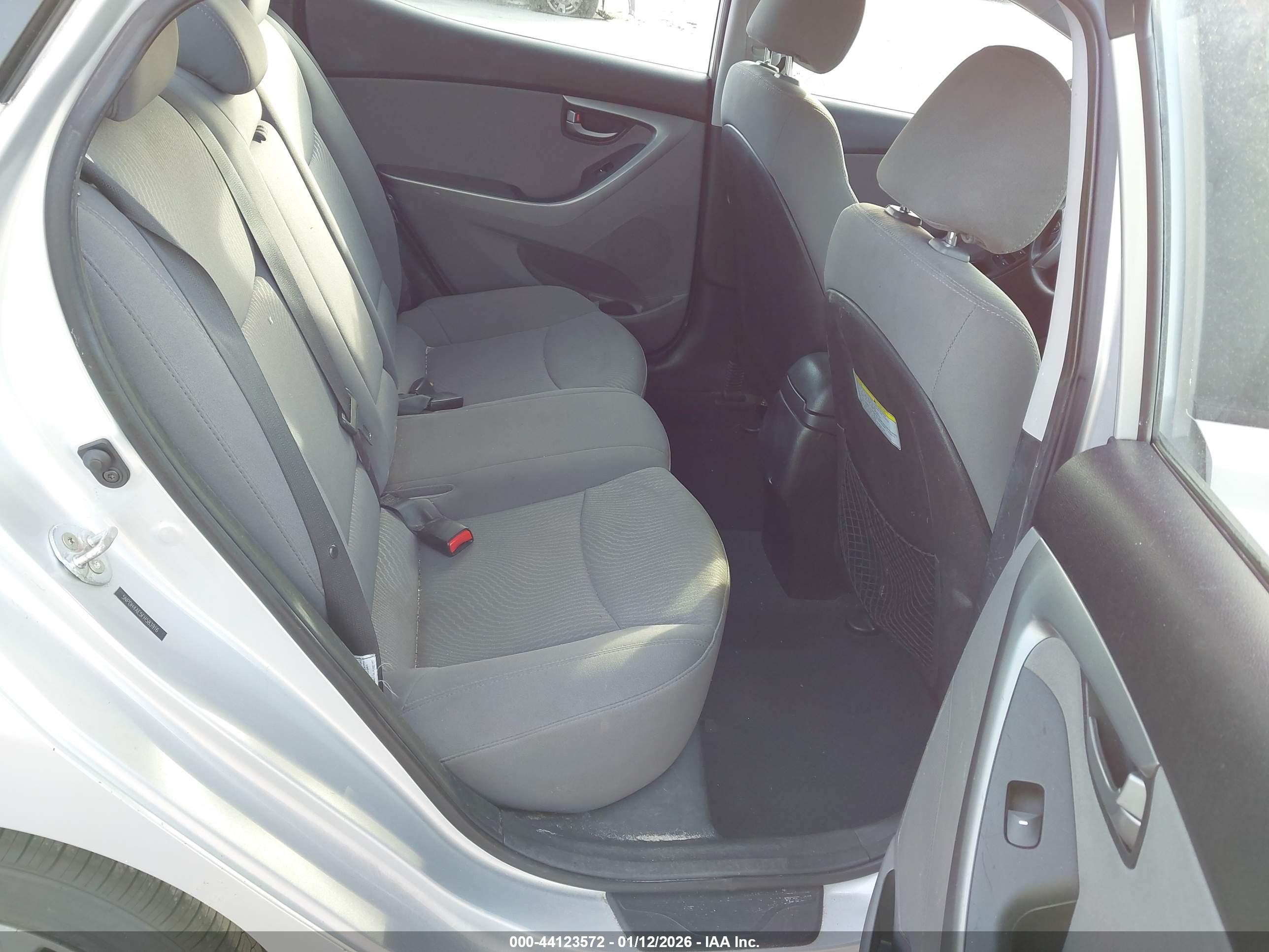 HYUNDAI ELANTRA image 8