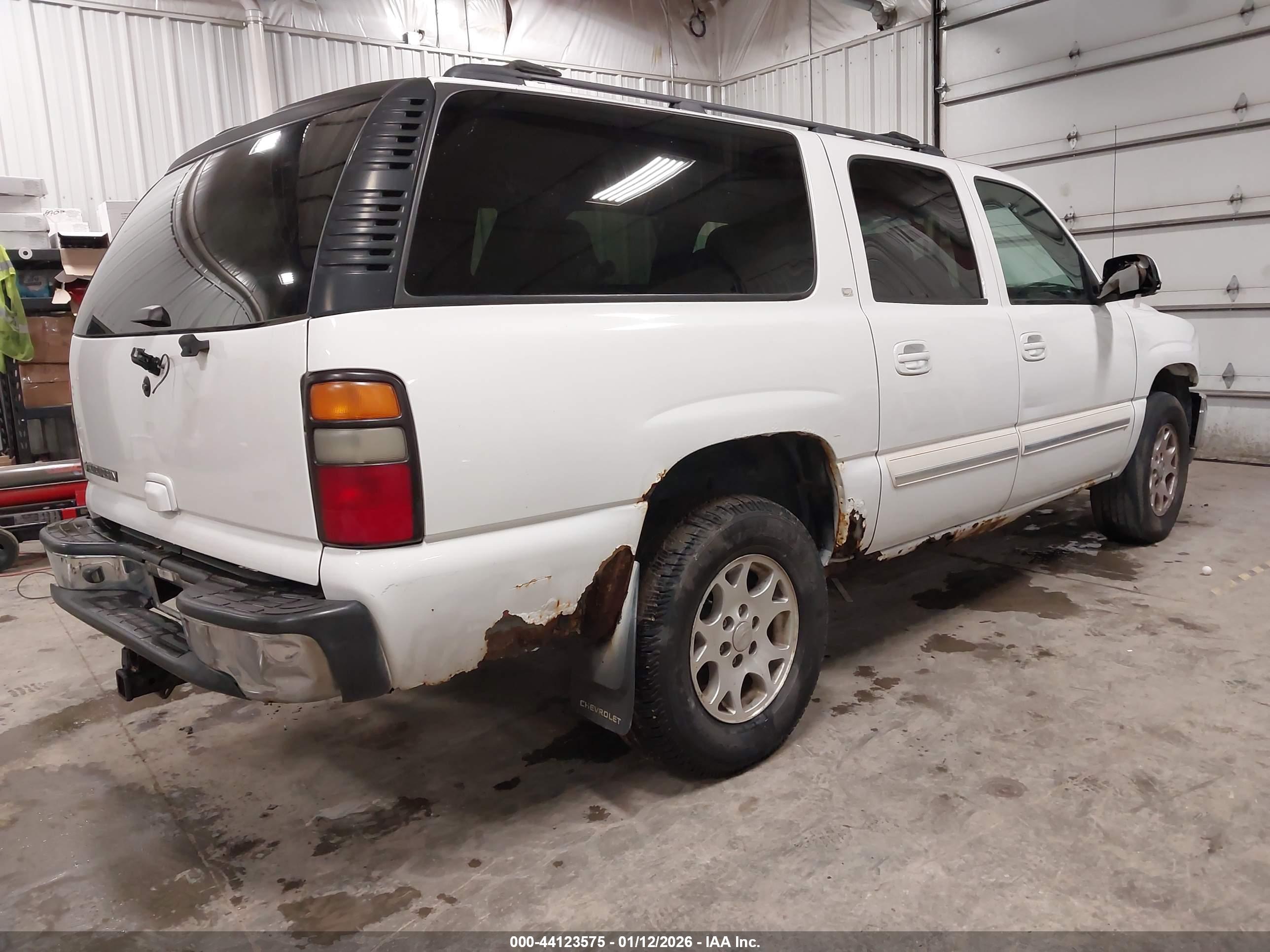 CHEVROLET SUBURBAN image 4