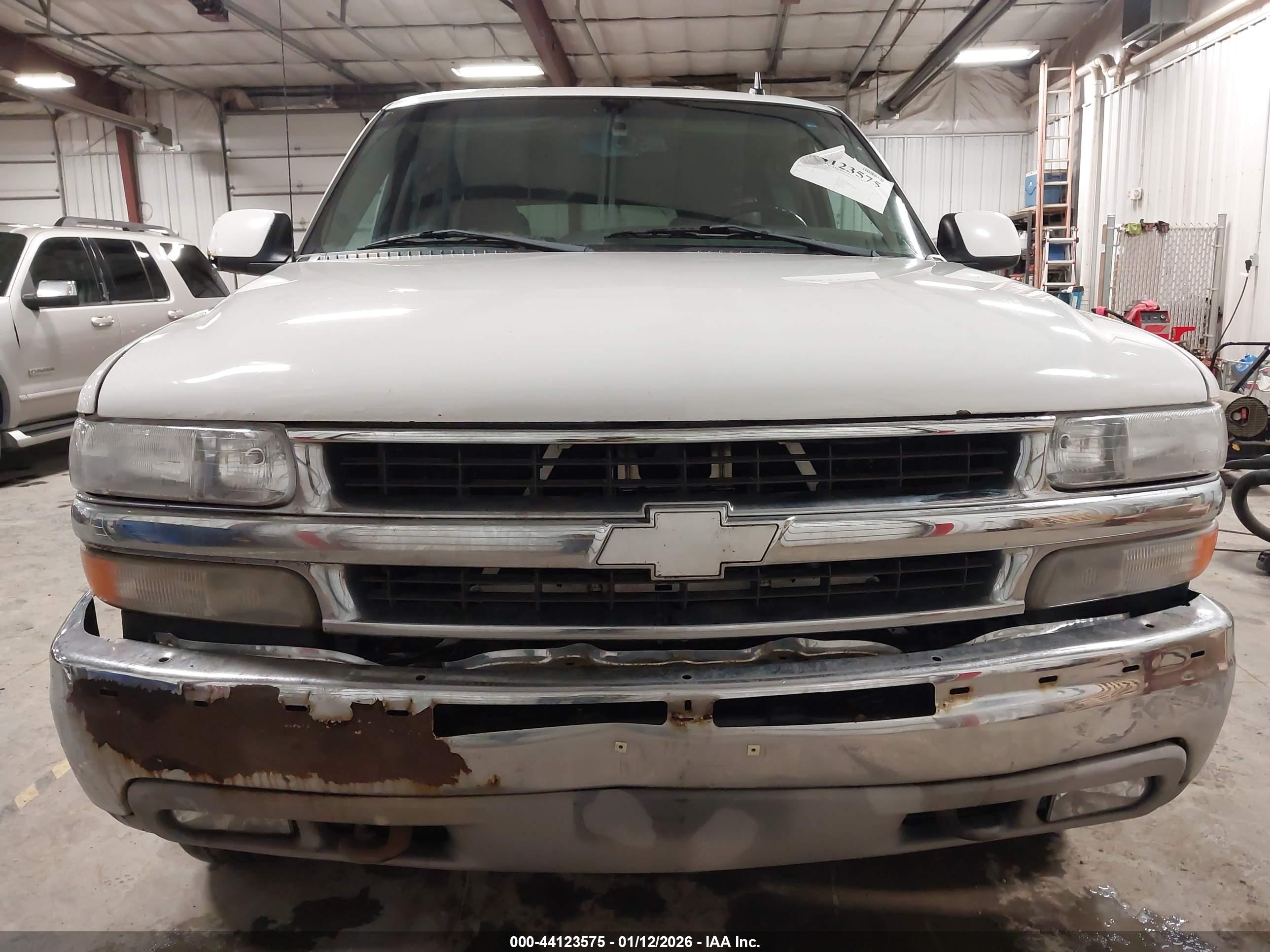CHEVROLET SUBURBAN image 6