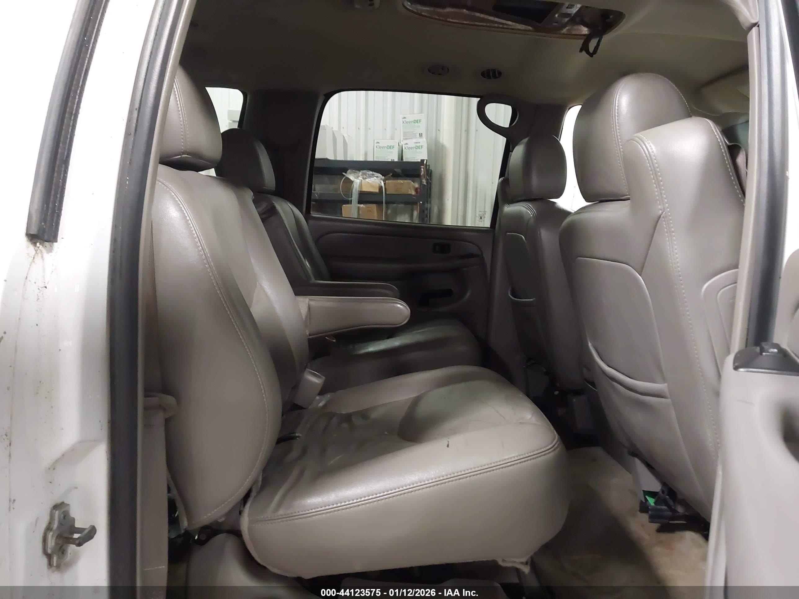 CHEVROLET SUBURBAN image 8