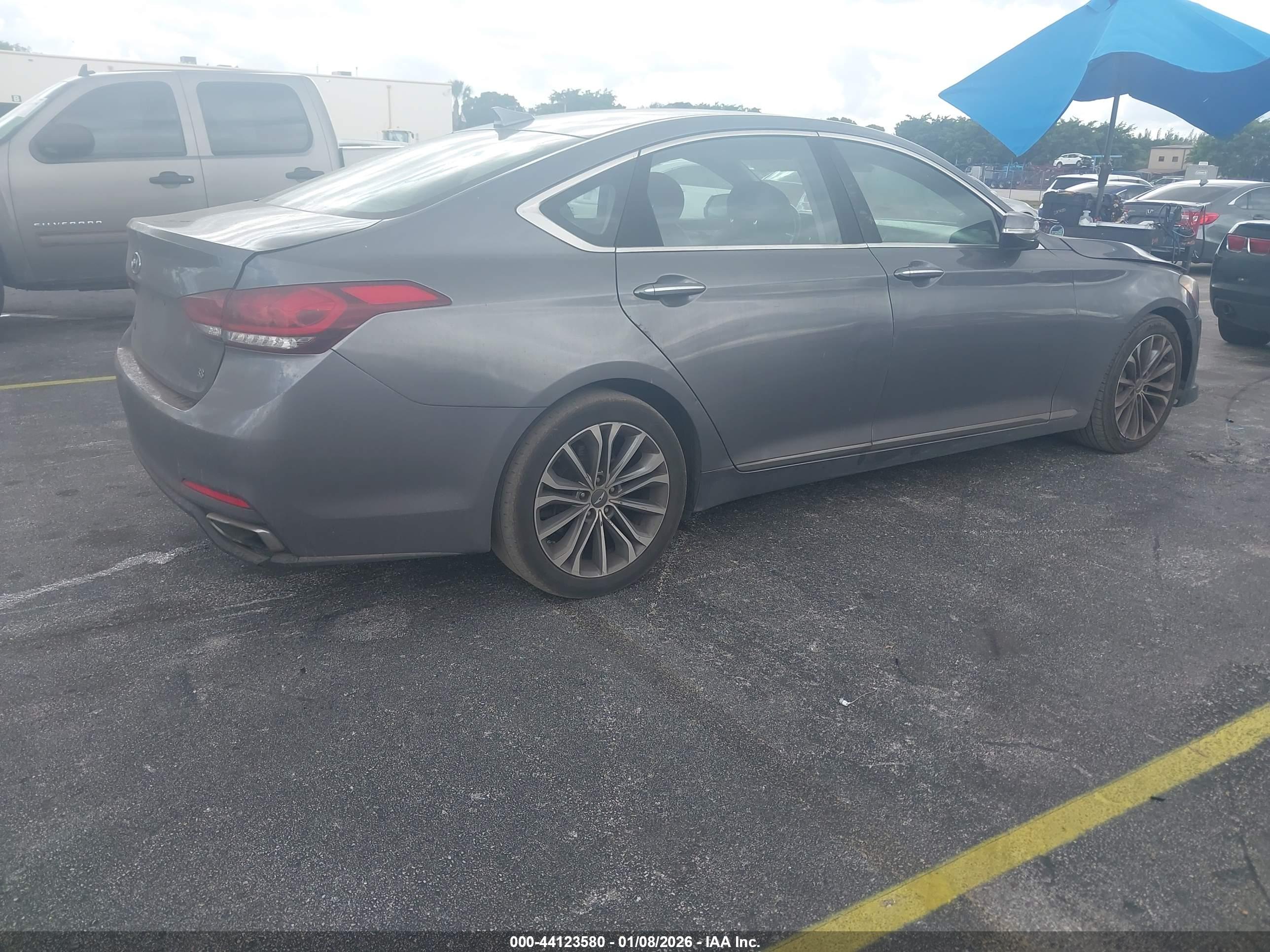HYUNDAI GENESIS image 4