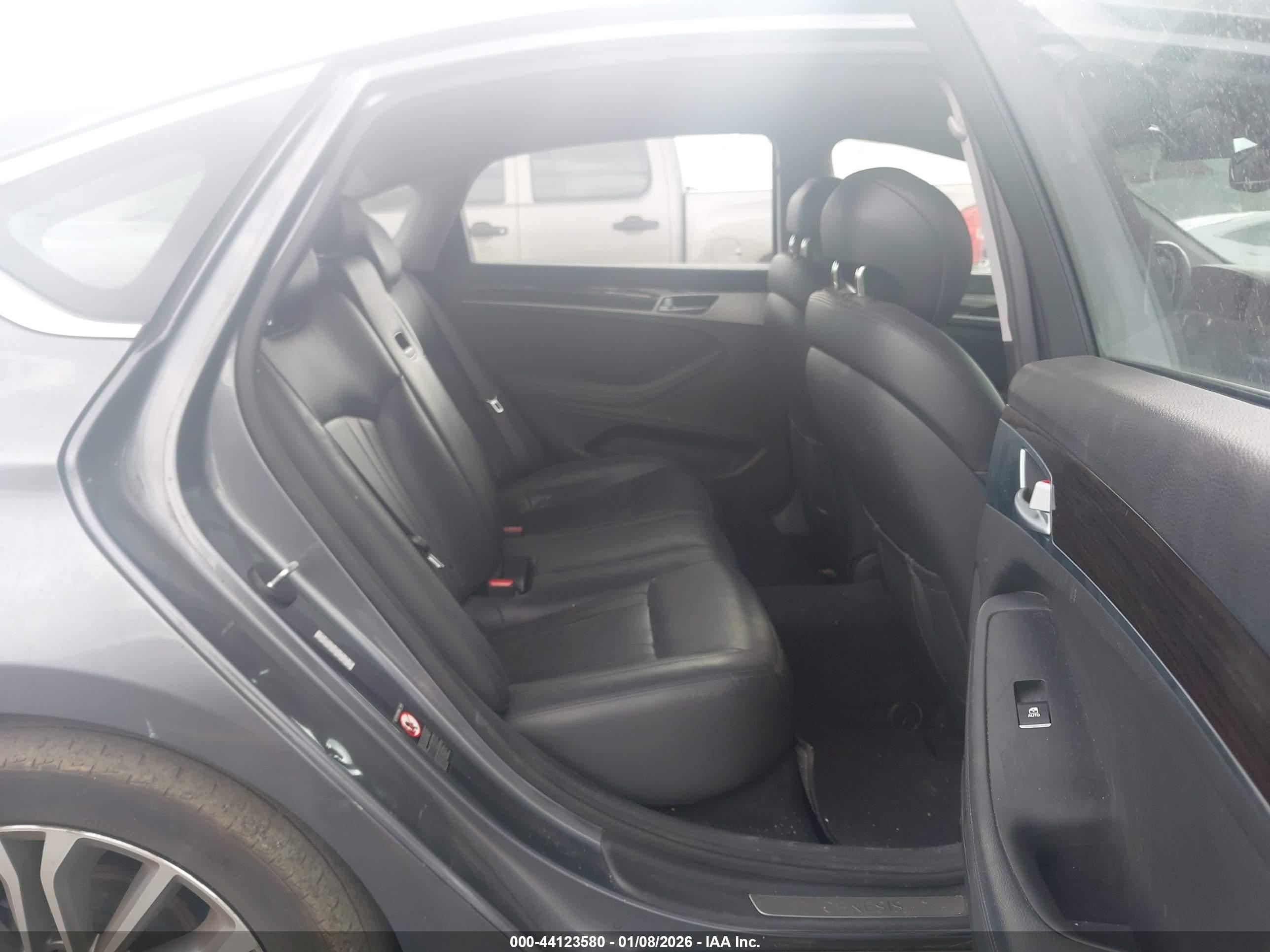 HYUNDAI GENESIS image 8