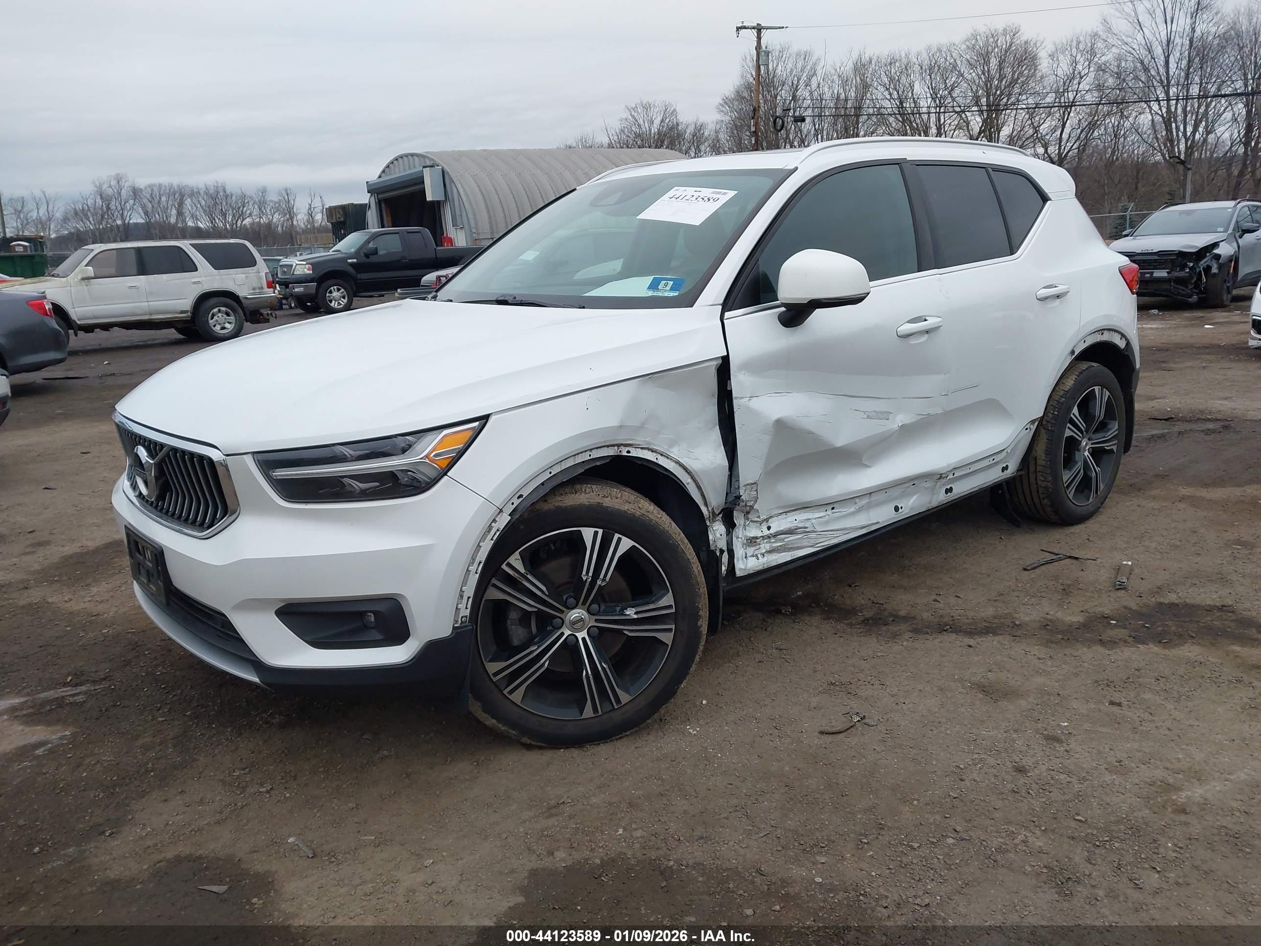 VOLVO XC40 image 2