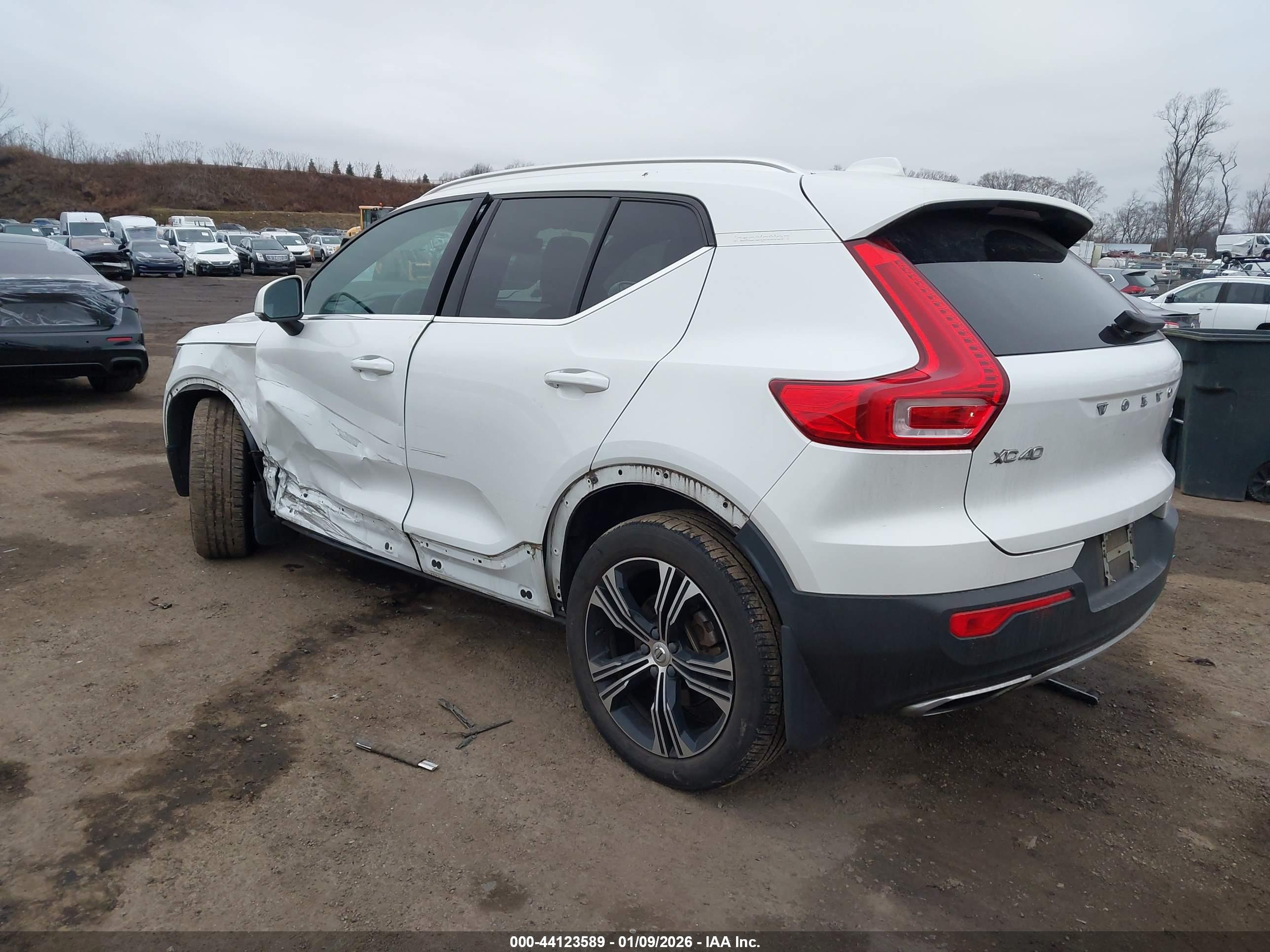VOLVO XC40 image 3