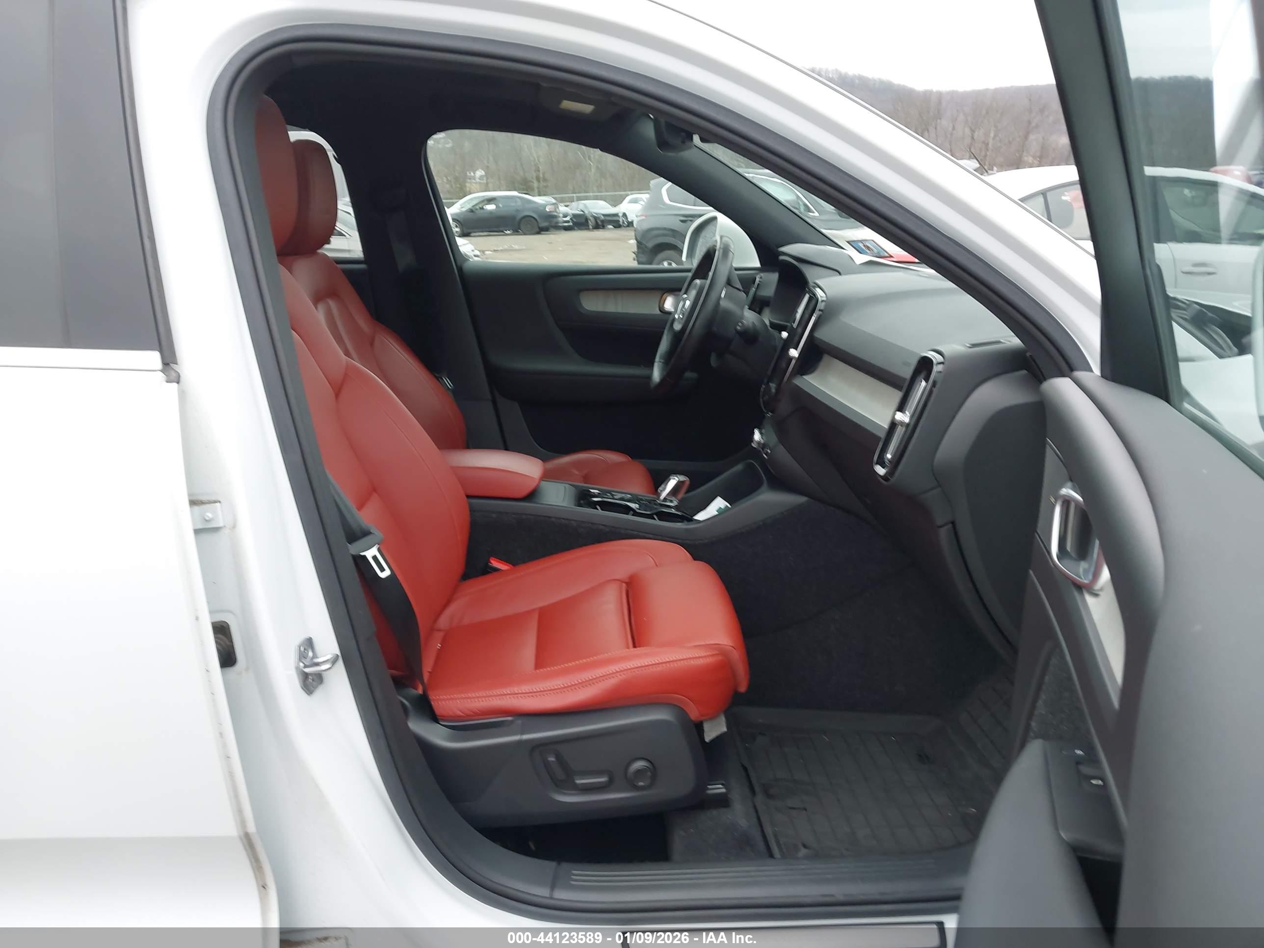 VOLVO XC40 image 5