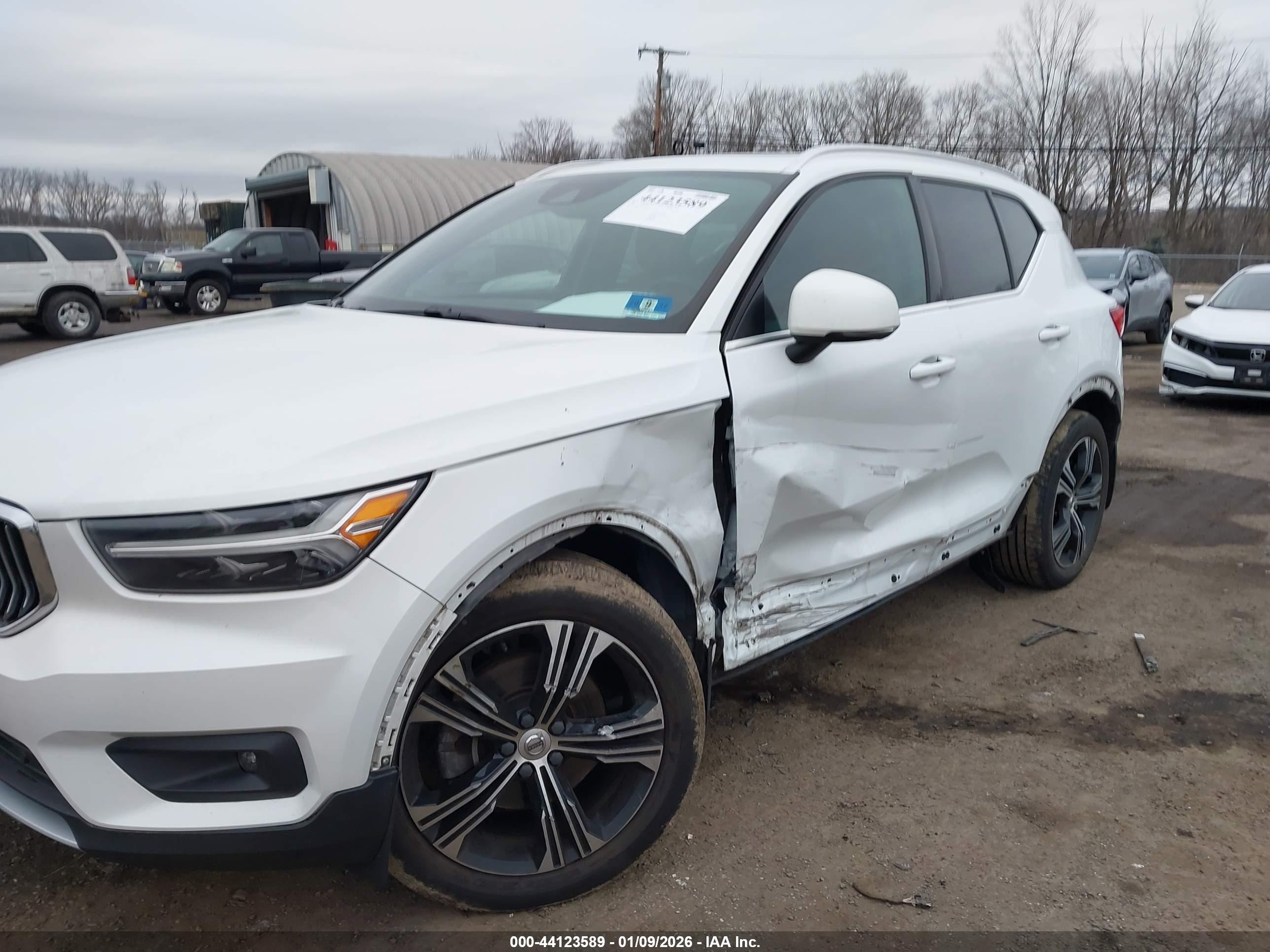 VOLVO XC40 image 6