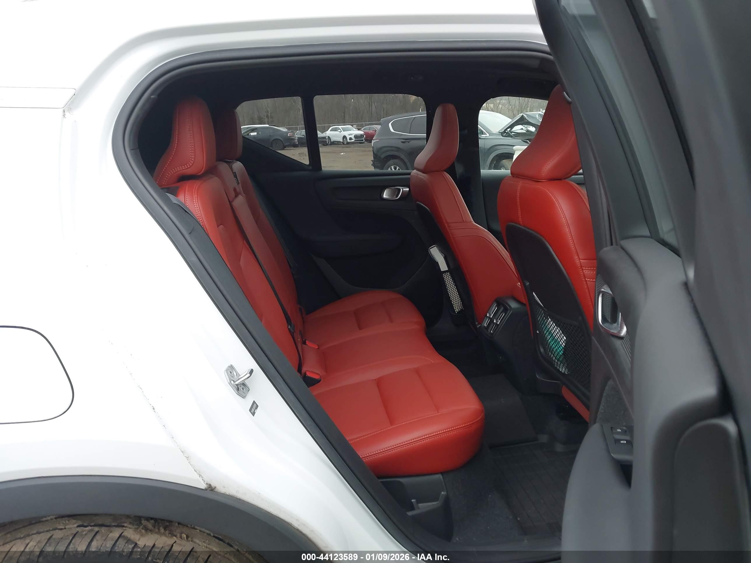VOLVO XC40 image 8