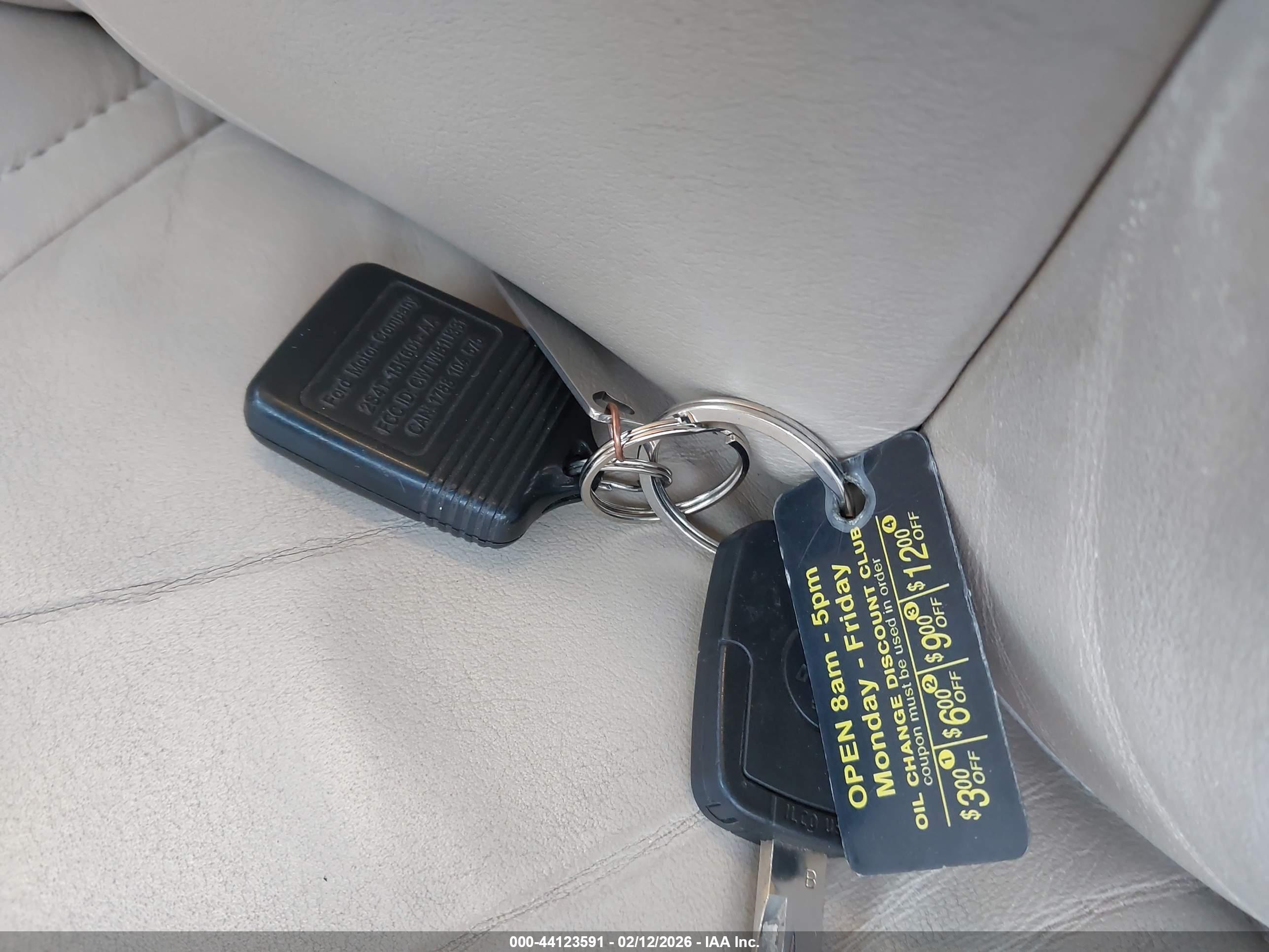LINCOLN TOWN image 11