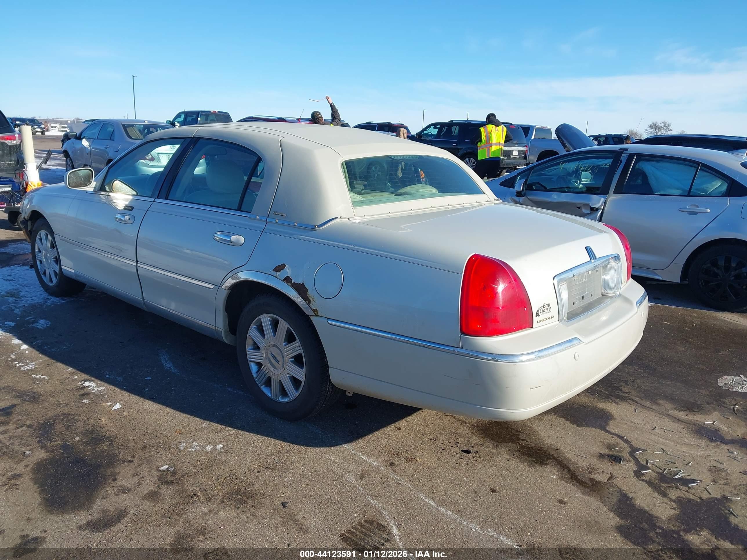 LINCOLN TOWN image 3