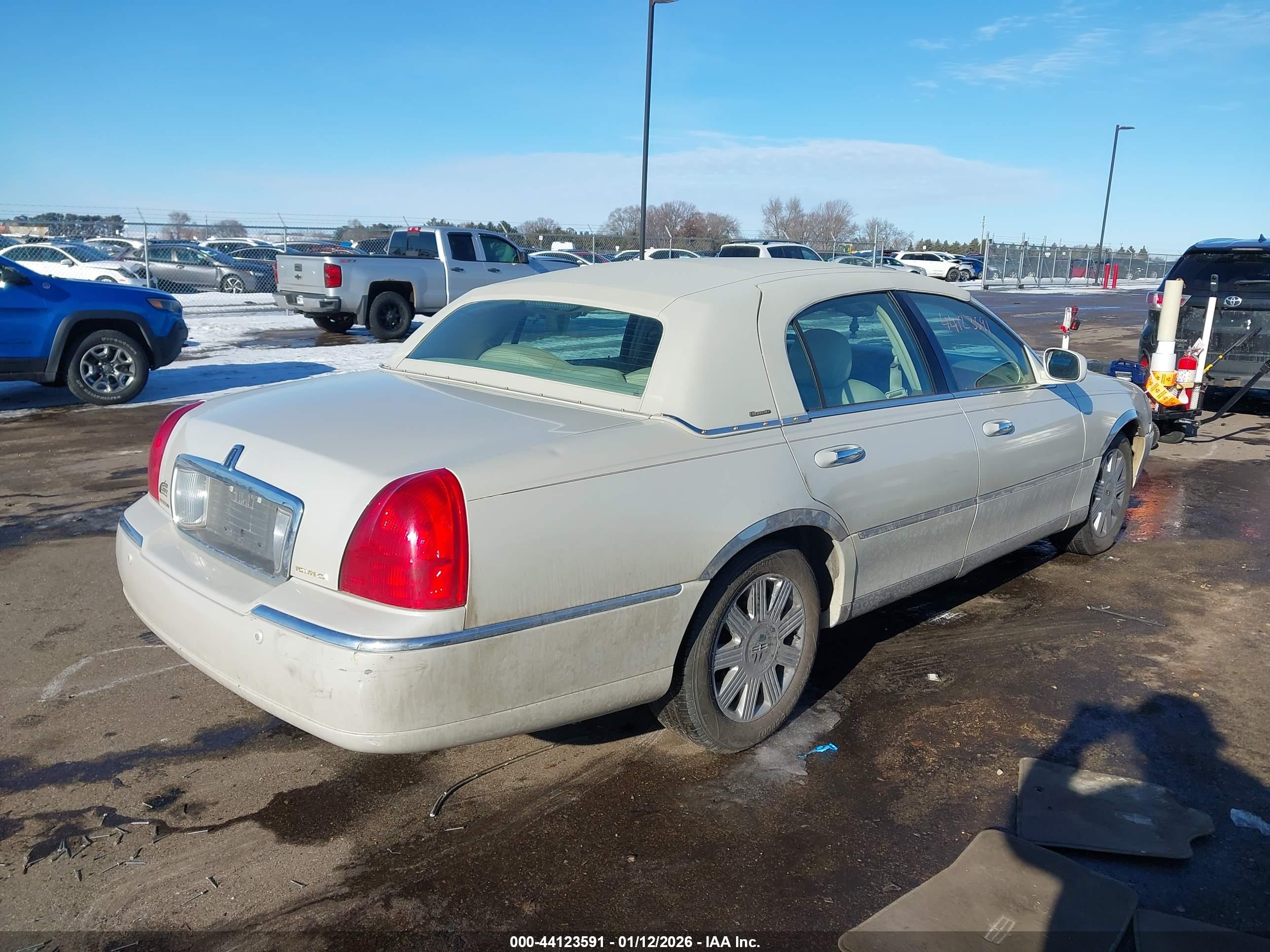 LINCOLN TOWN image 4