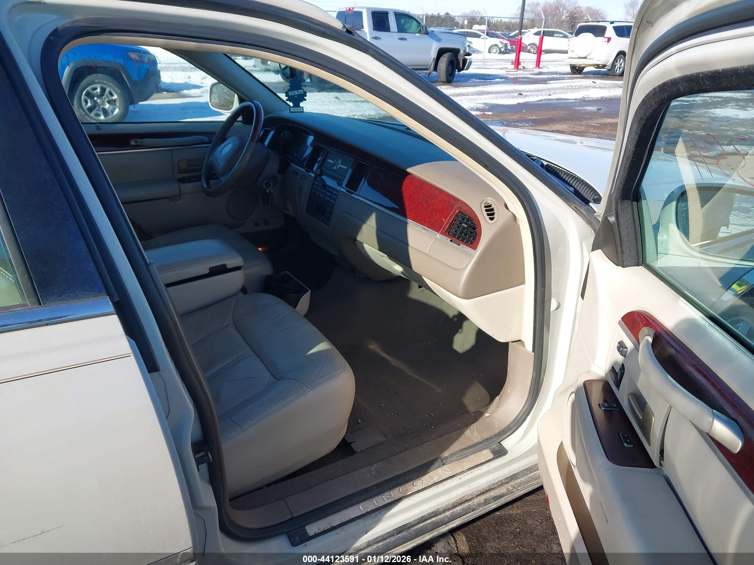 LINCOLN TOWN image 5