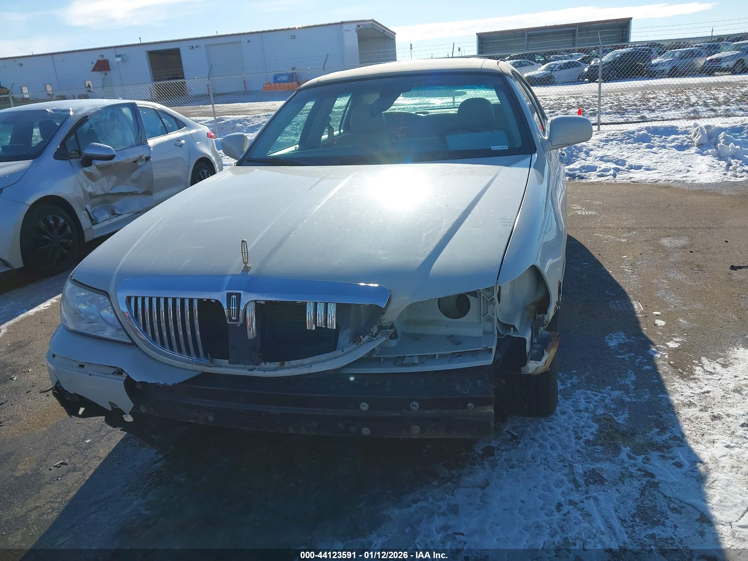 LINCOLN TOWN image 6