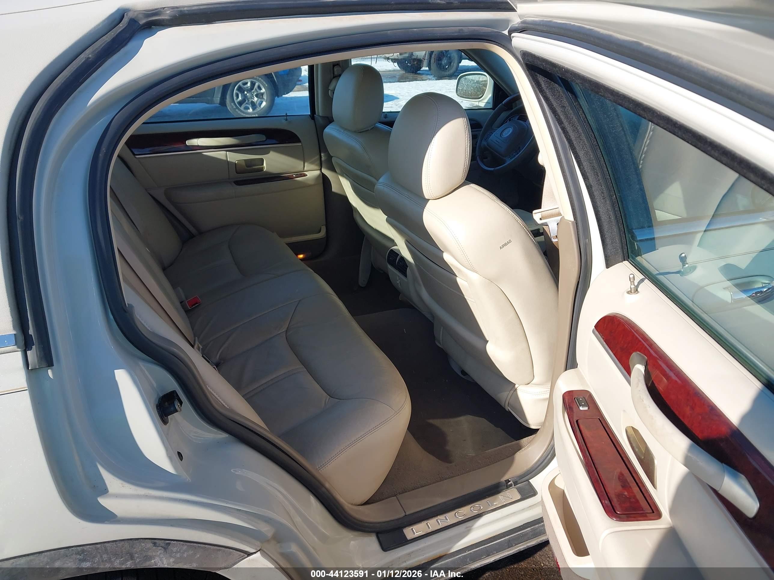LINCOLN TOWN image 8